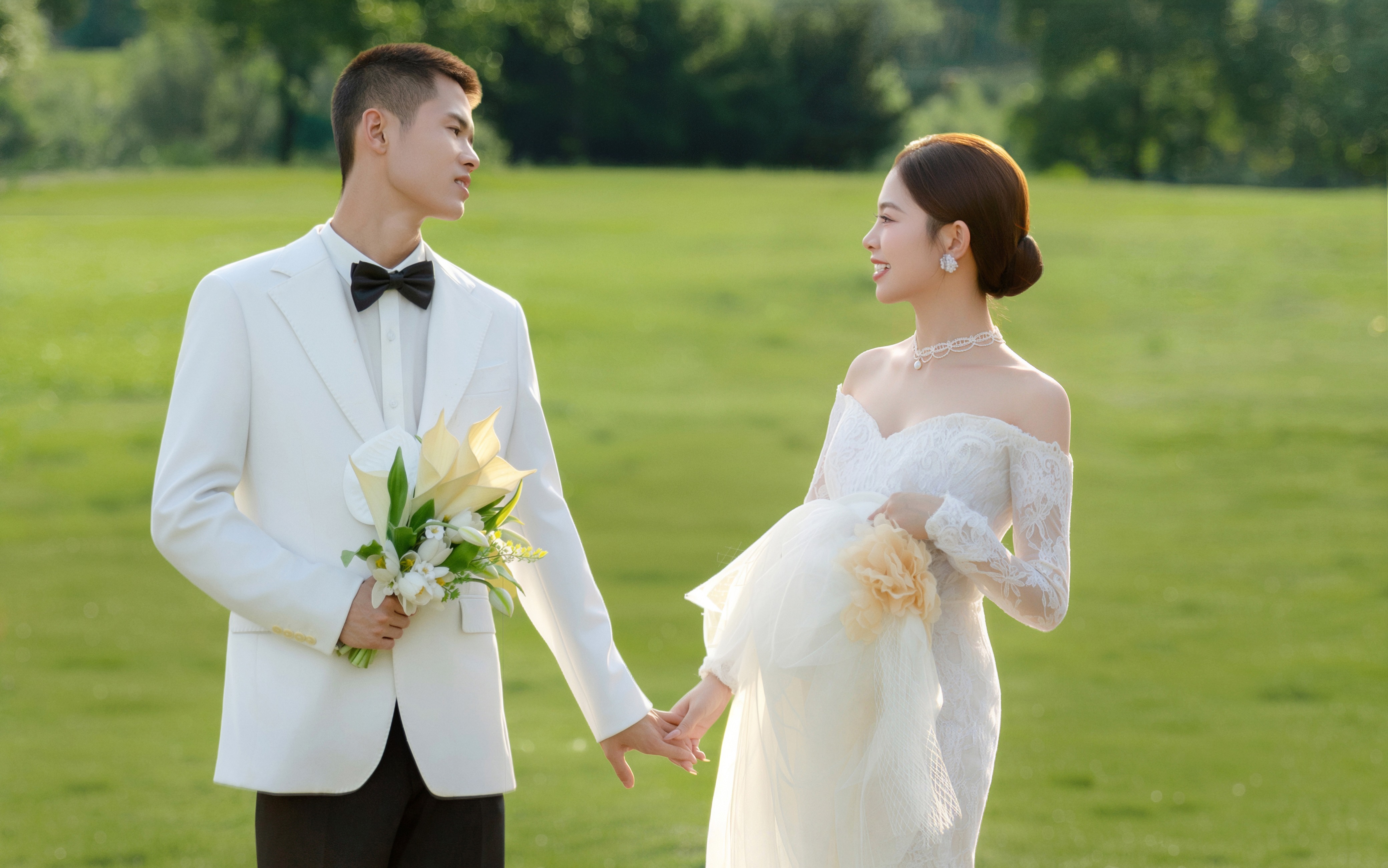 🌿草坪婚纱照｜鱼尾裙与绿意的浪漫共舞✨