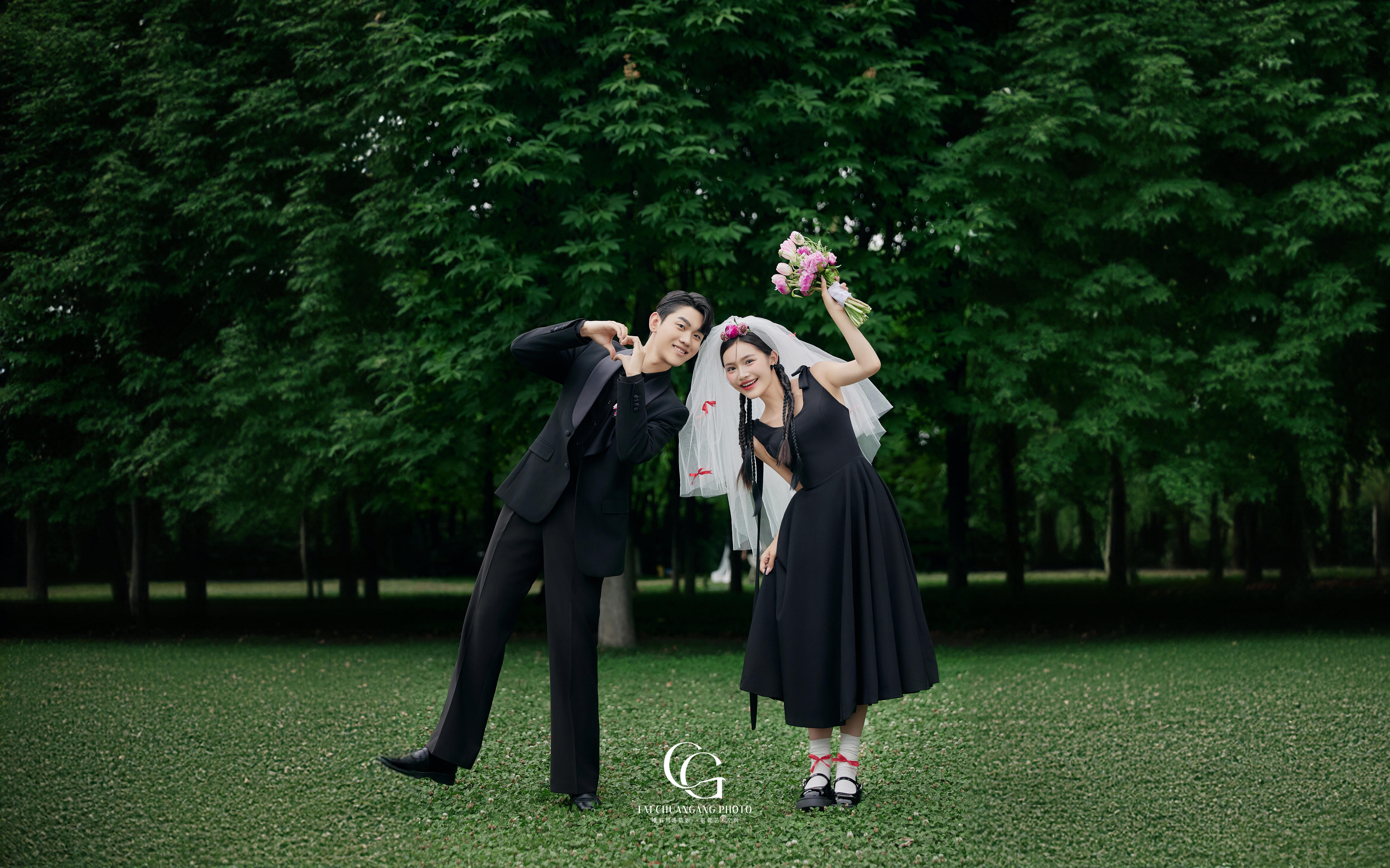 甜酷黑纱草坪婚纱照
