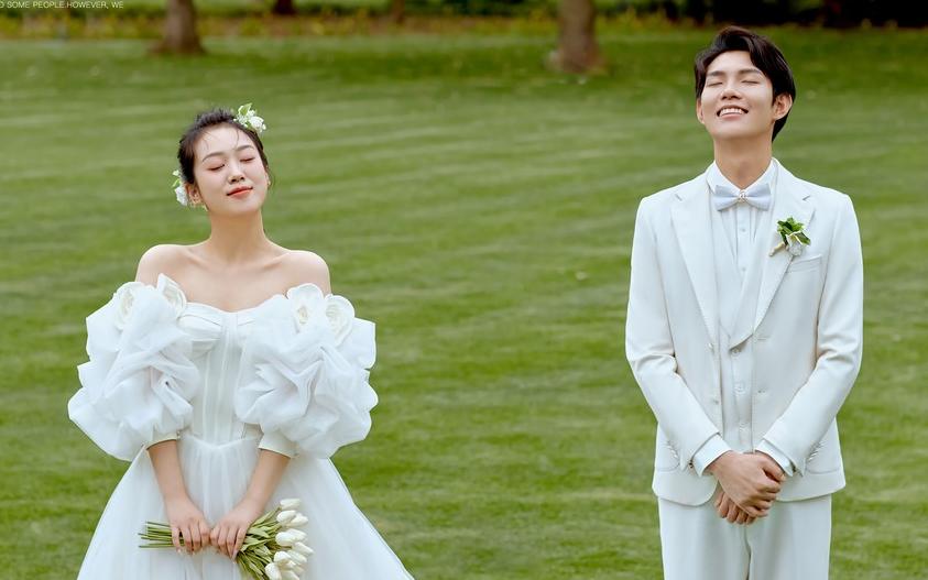 韩式极简风婚纱照在几何草坪雕刻爱情