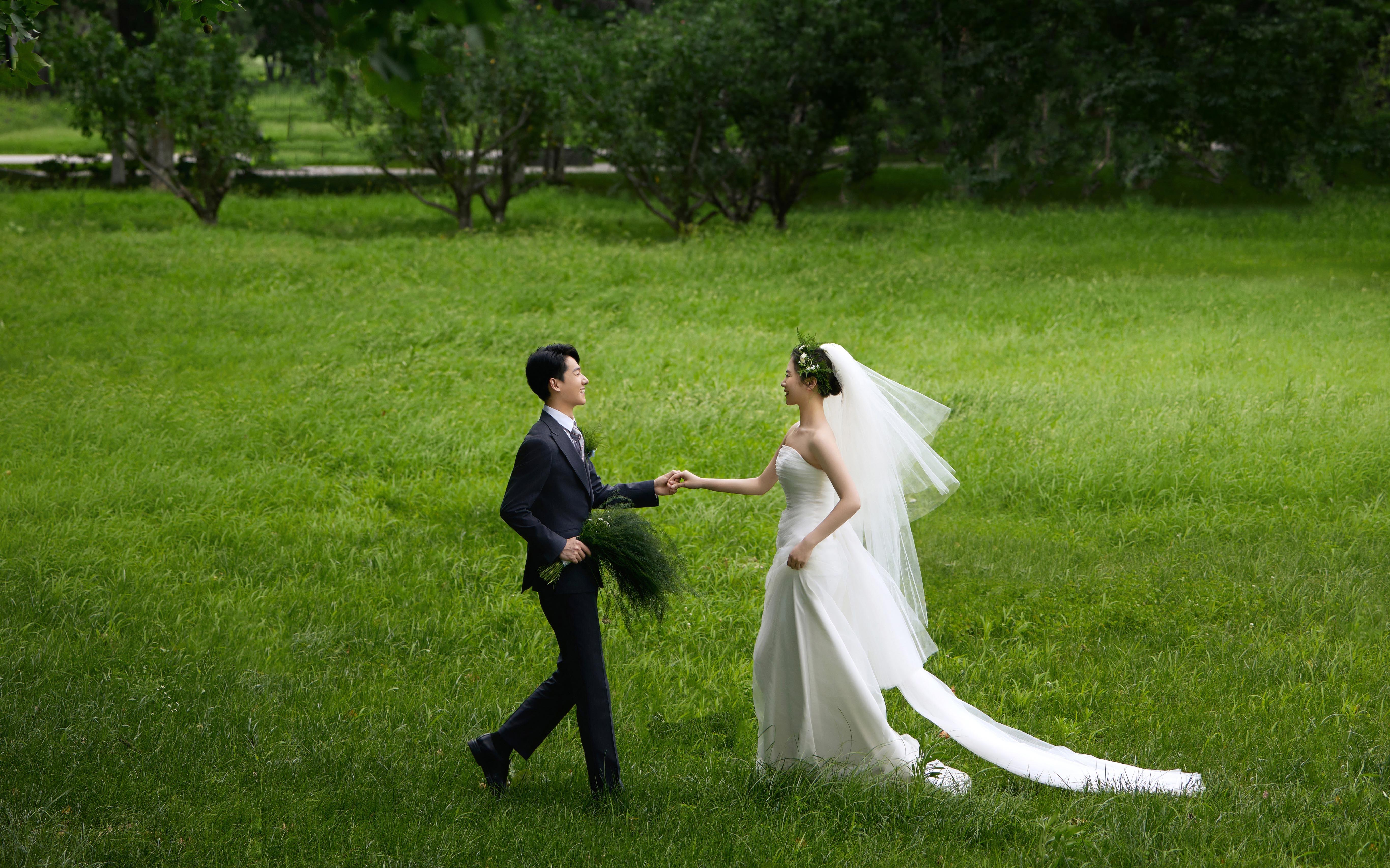 幸福誓约/绿意诗篇的森草坪风婚纱照