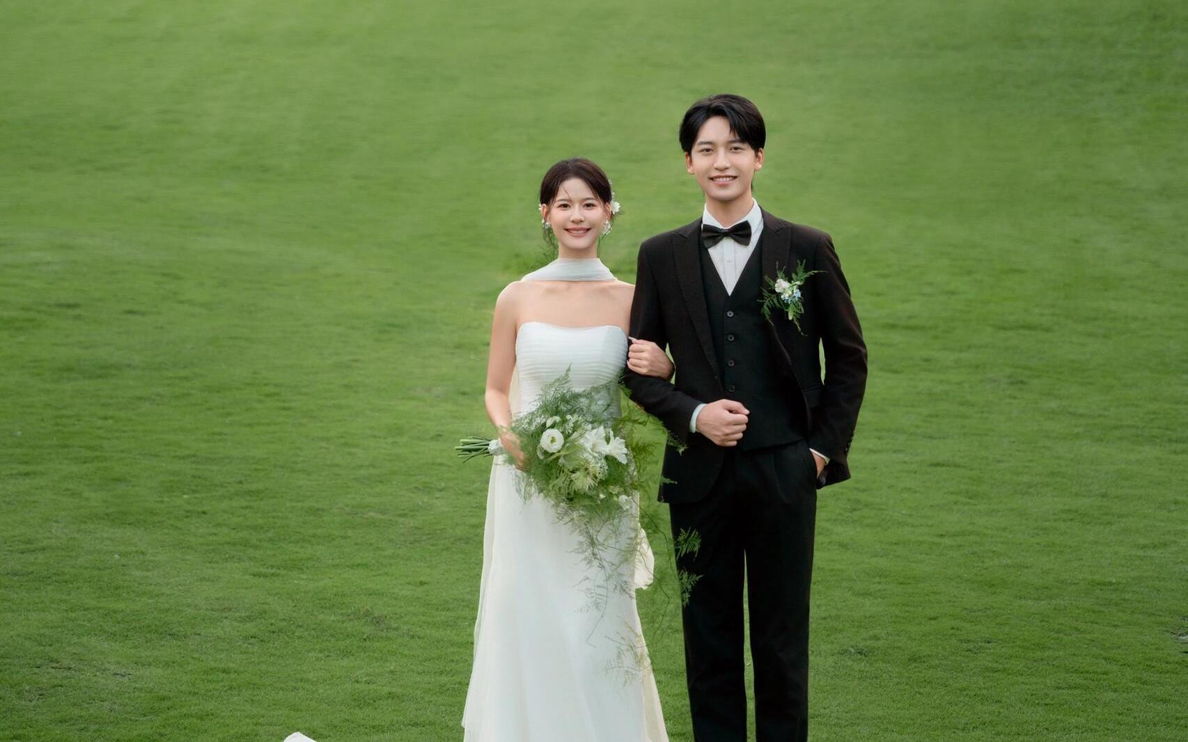 森系草坪婚纱照!绿意诗篇就在脚下