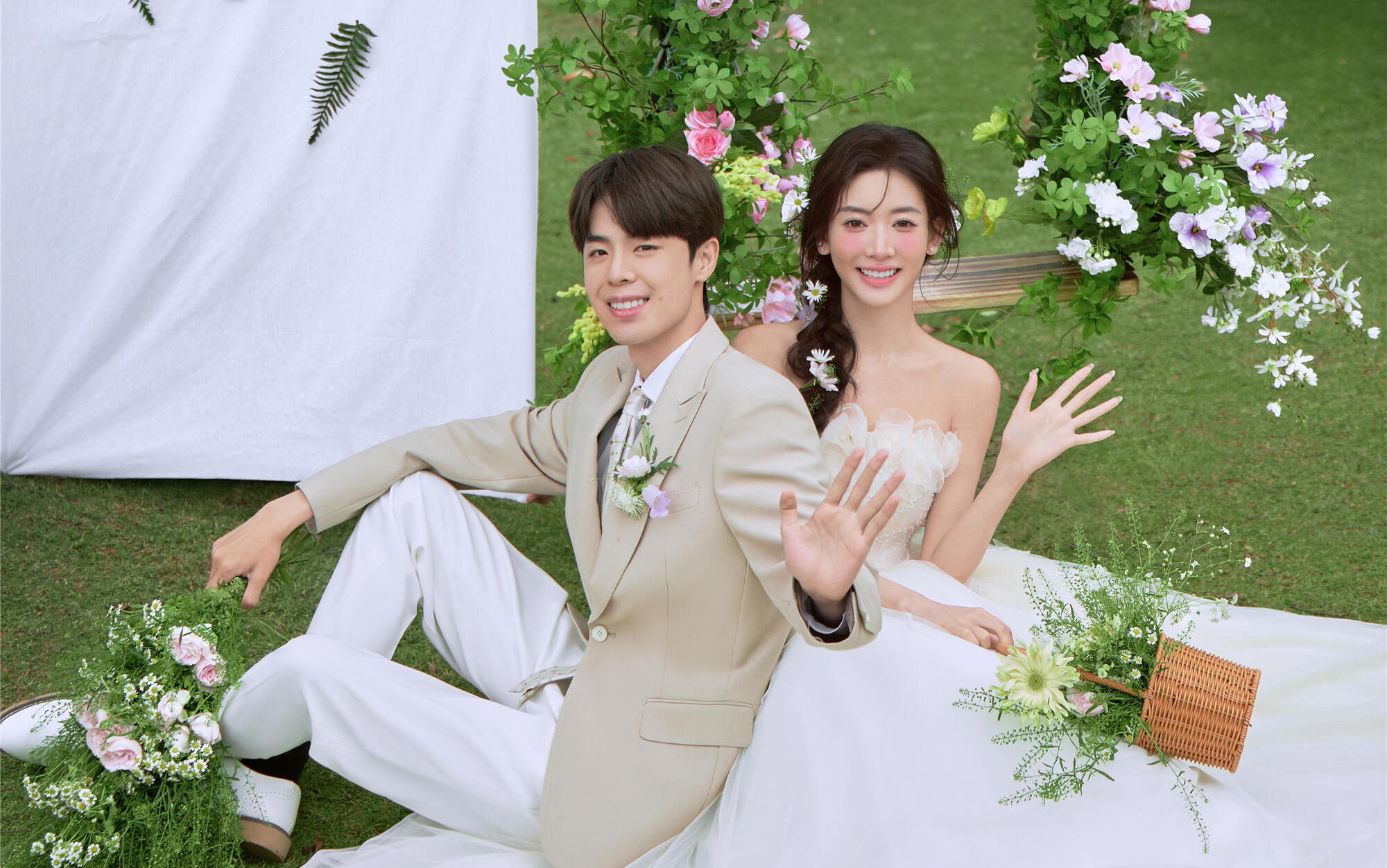 【韩系草坪婚纱照真的超有仪式感】