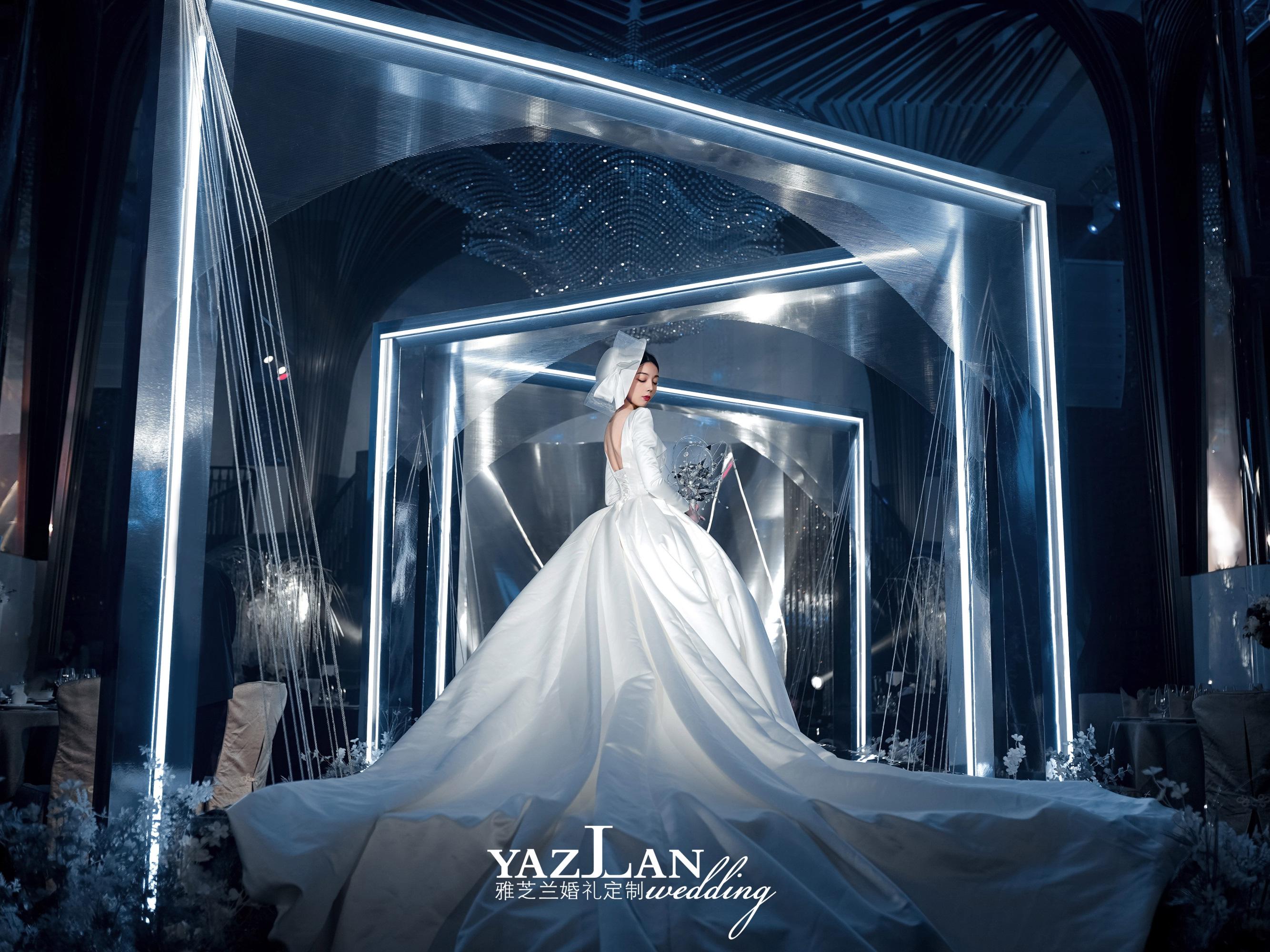 less is mor l 简约秀场设计