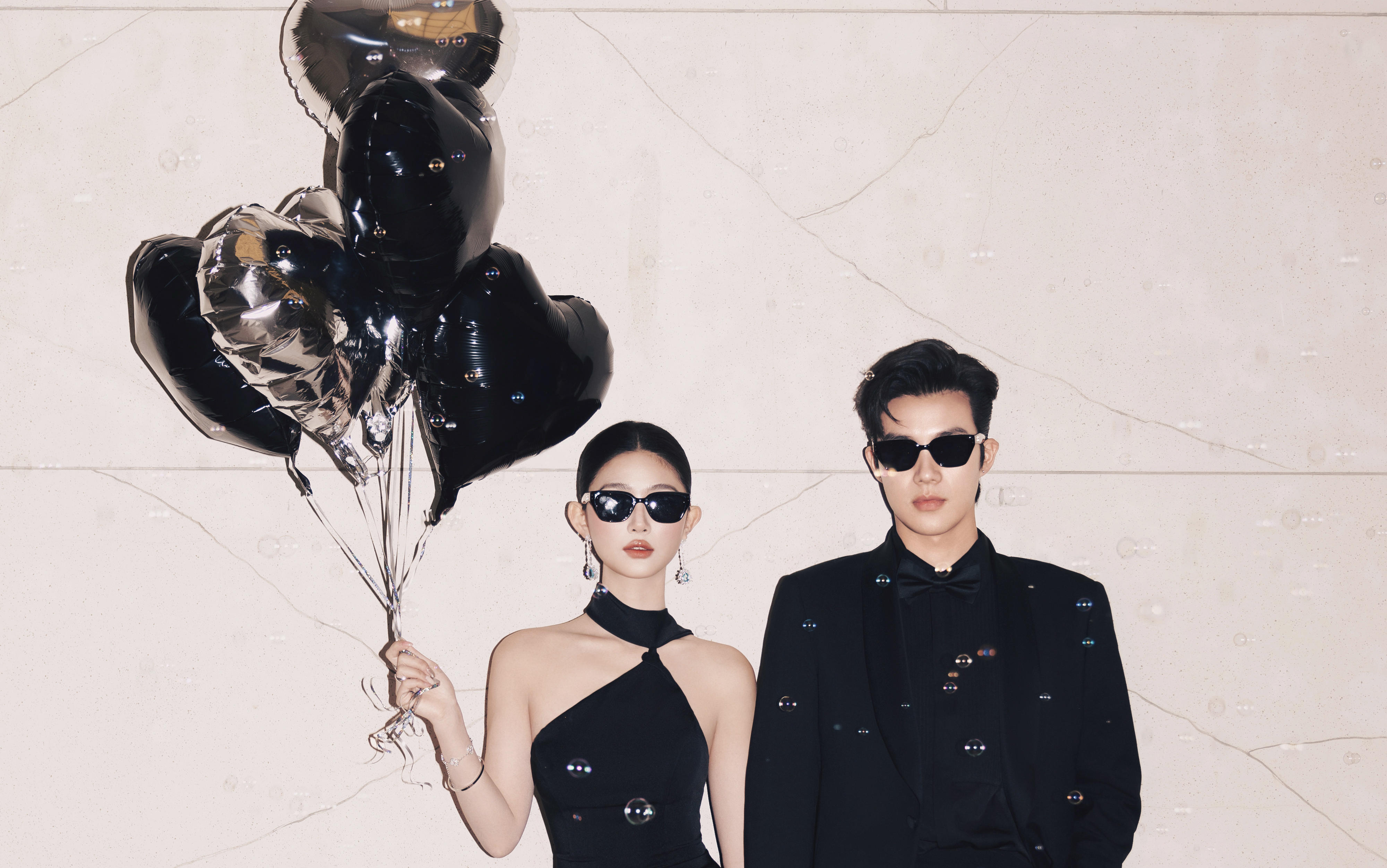 时尚之选｜用全黑造型宣告态度，这组婚照又A又高级