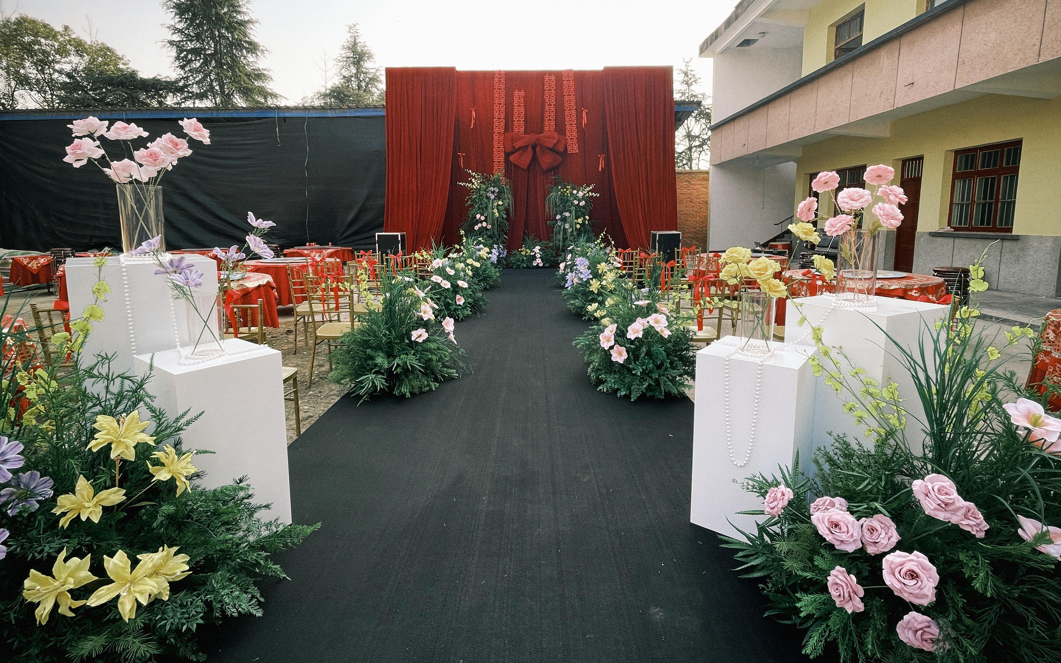 庭院紅色布幔喜慶大氣婚禮效果圖還原