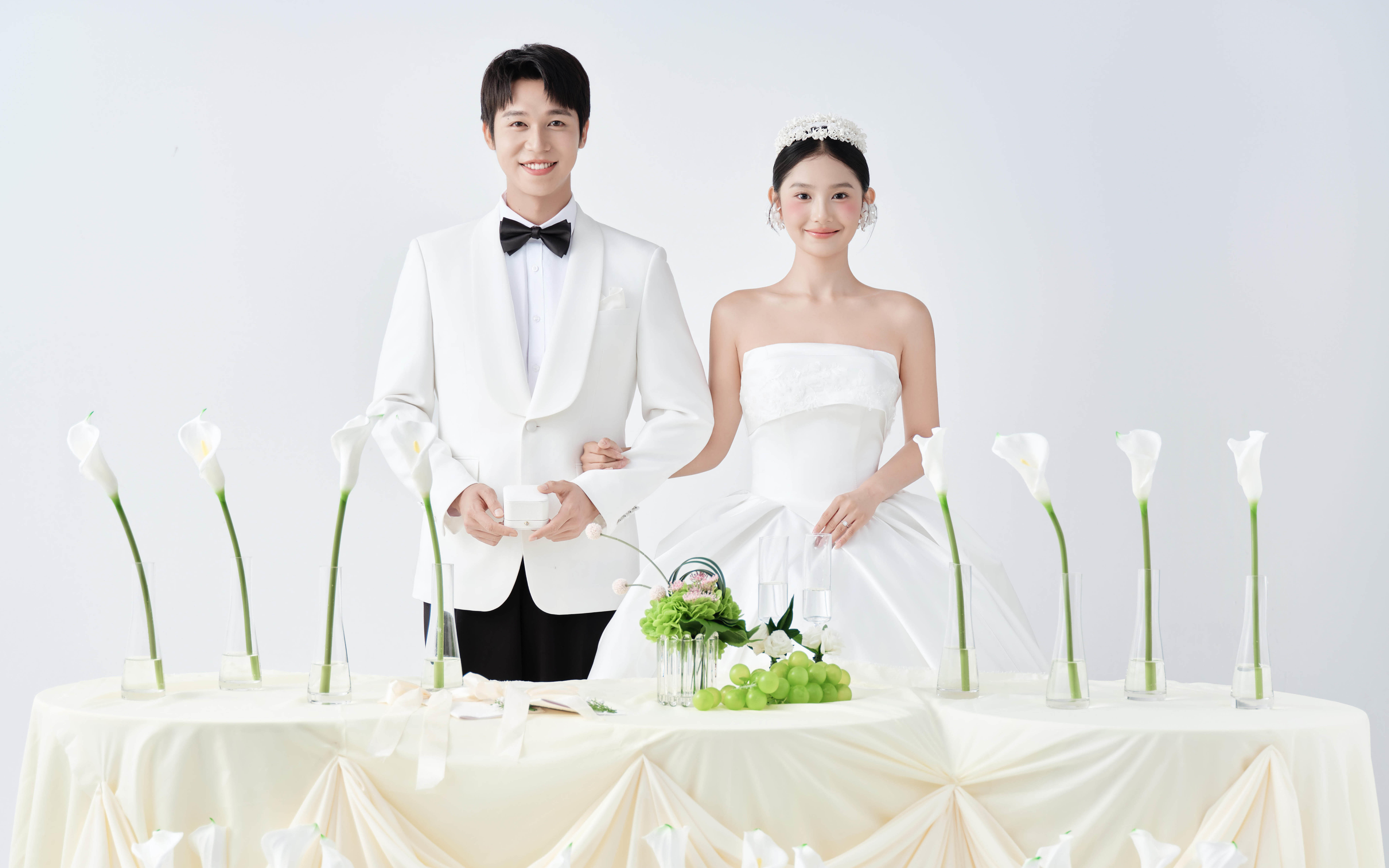 并蒂杯盏/结婚必拍的简约韩式婚纱照