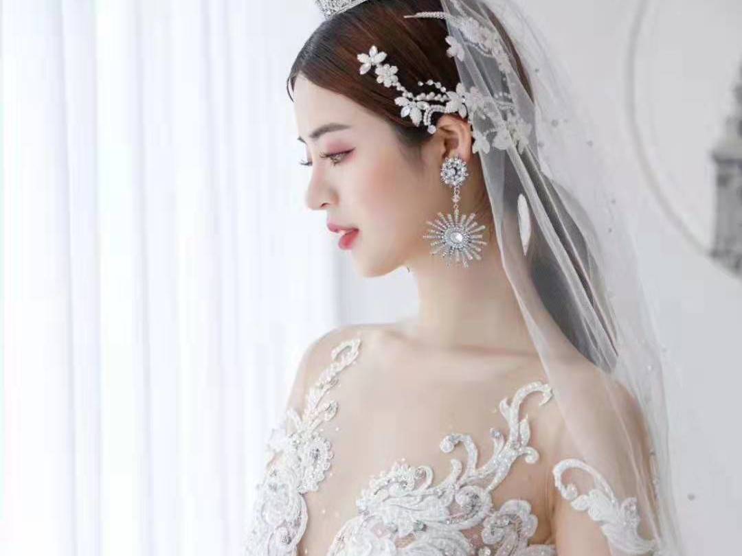 【高端定制】婚纱套系＋总监跟妆+伴娘服