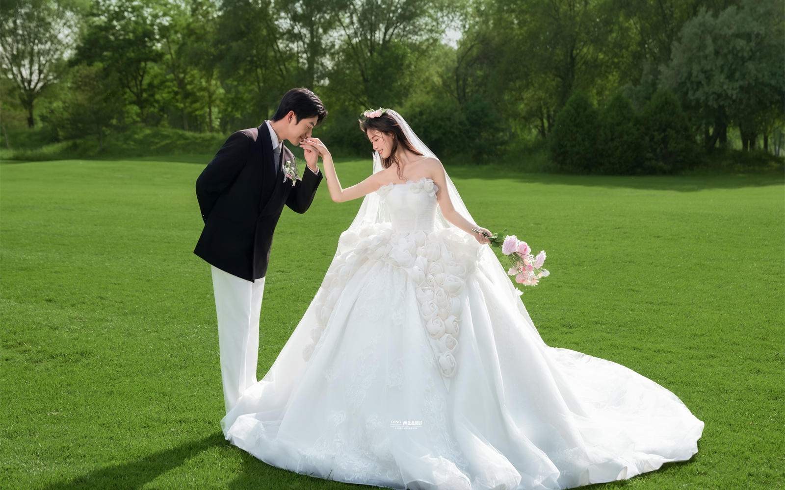 美到犯规✅草坪婚纱照