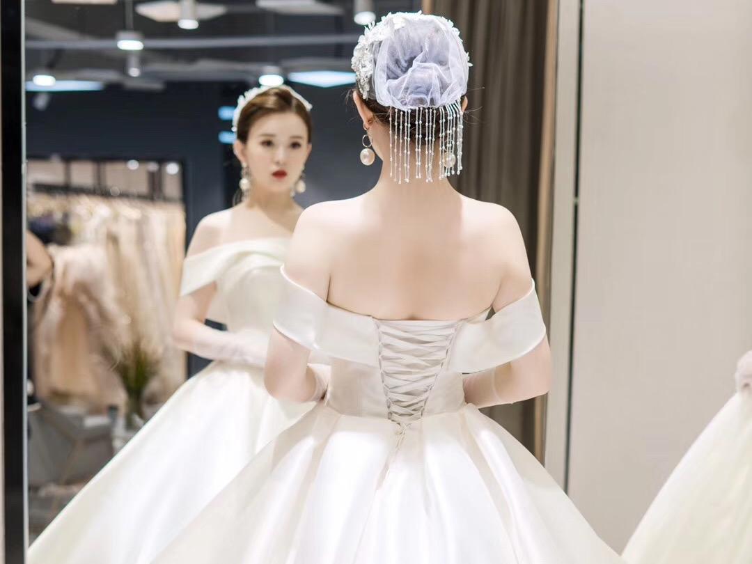 【限时特惠】婚纱三件套+高级化妆师2对1跟妆