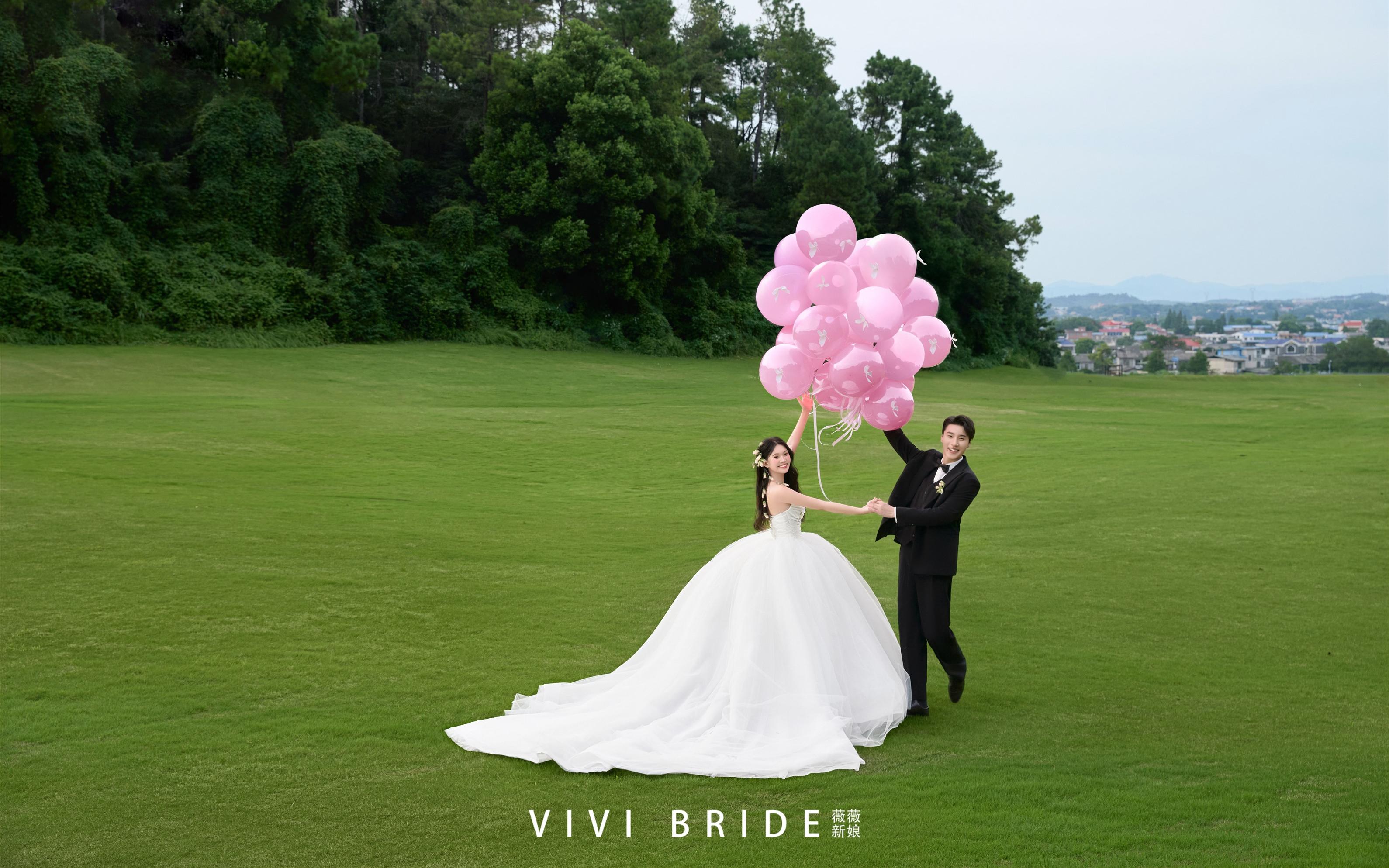 这组草坪婚纱照清新又甜蜜