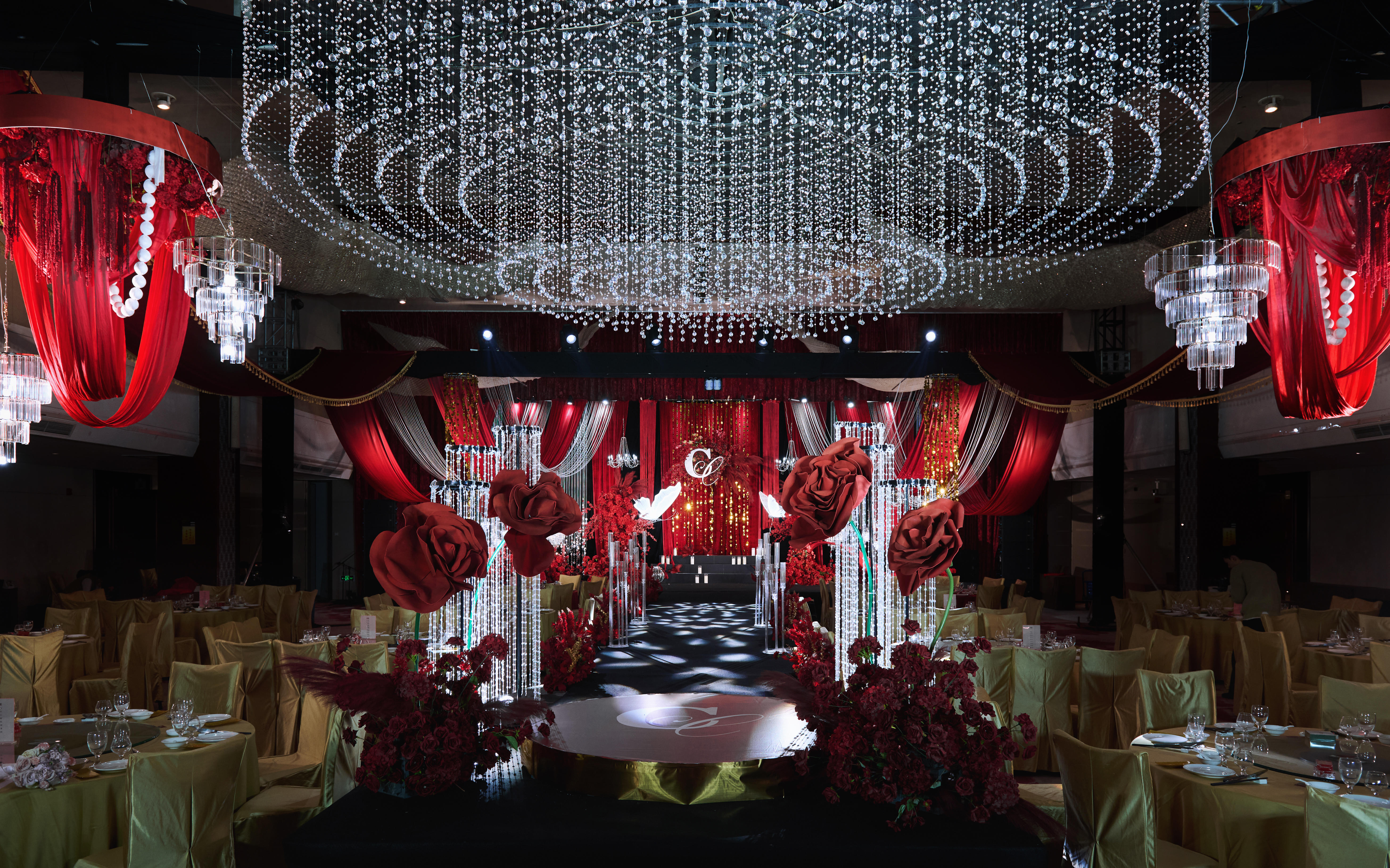 囍事家缘 西式婚礼 | 复古酒红色吊顶婚礼