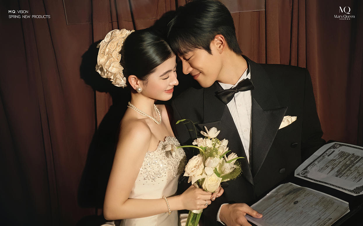 帷幕拉开，灯光亮起 我们的爱情正片，正式开场 