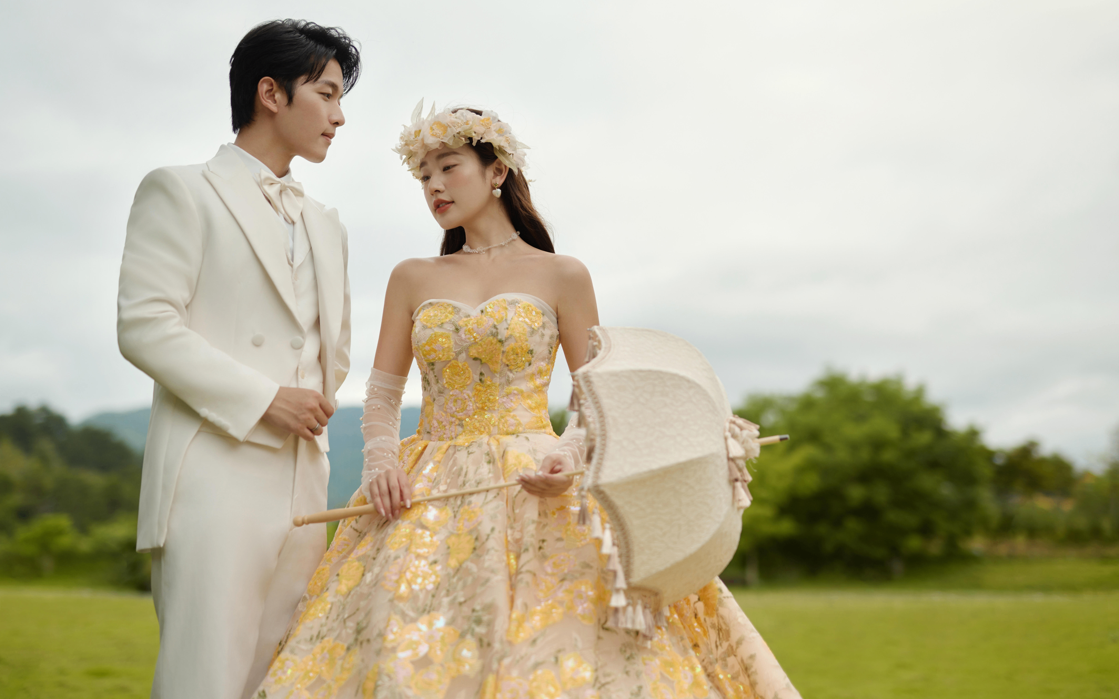 【北禺映画】美的像电影截图超治愈的森系草坪婚纱照