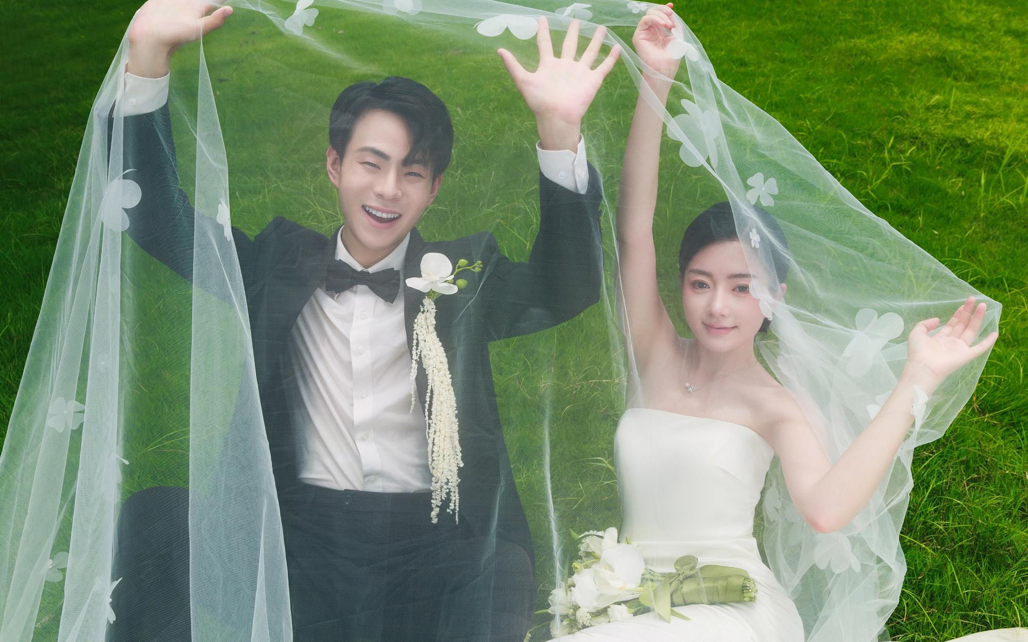 巴中婚紗照·巴中備婚·甜酷街拍草坪婚紗照