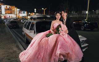 甜到爆的公主风婚纱照是氛围感满满夜景街拍