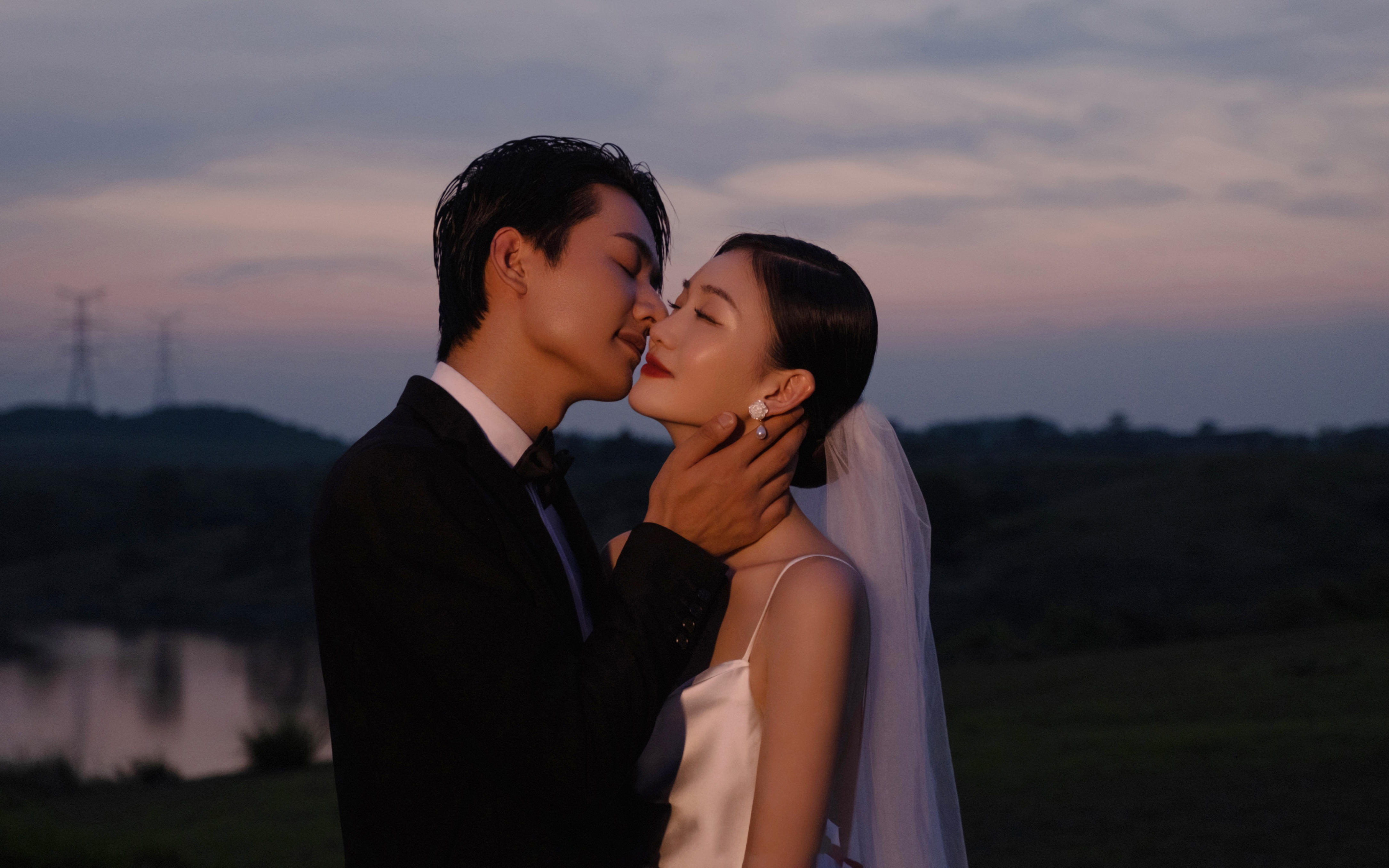 絕了絕了 超愛的一組山頂夕陽(yáng)婚紗照了！