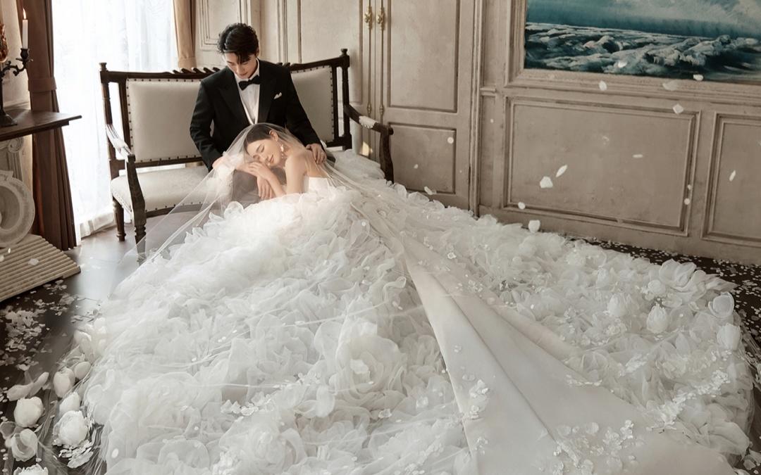 当主纱遇上花瓣雨，每一帧都是浪漫暴击💐