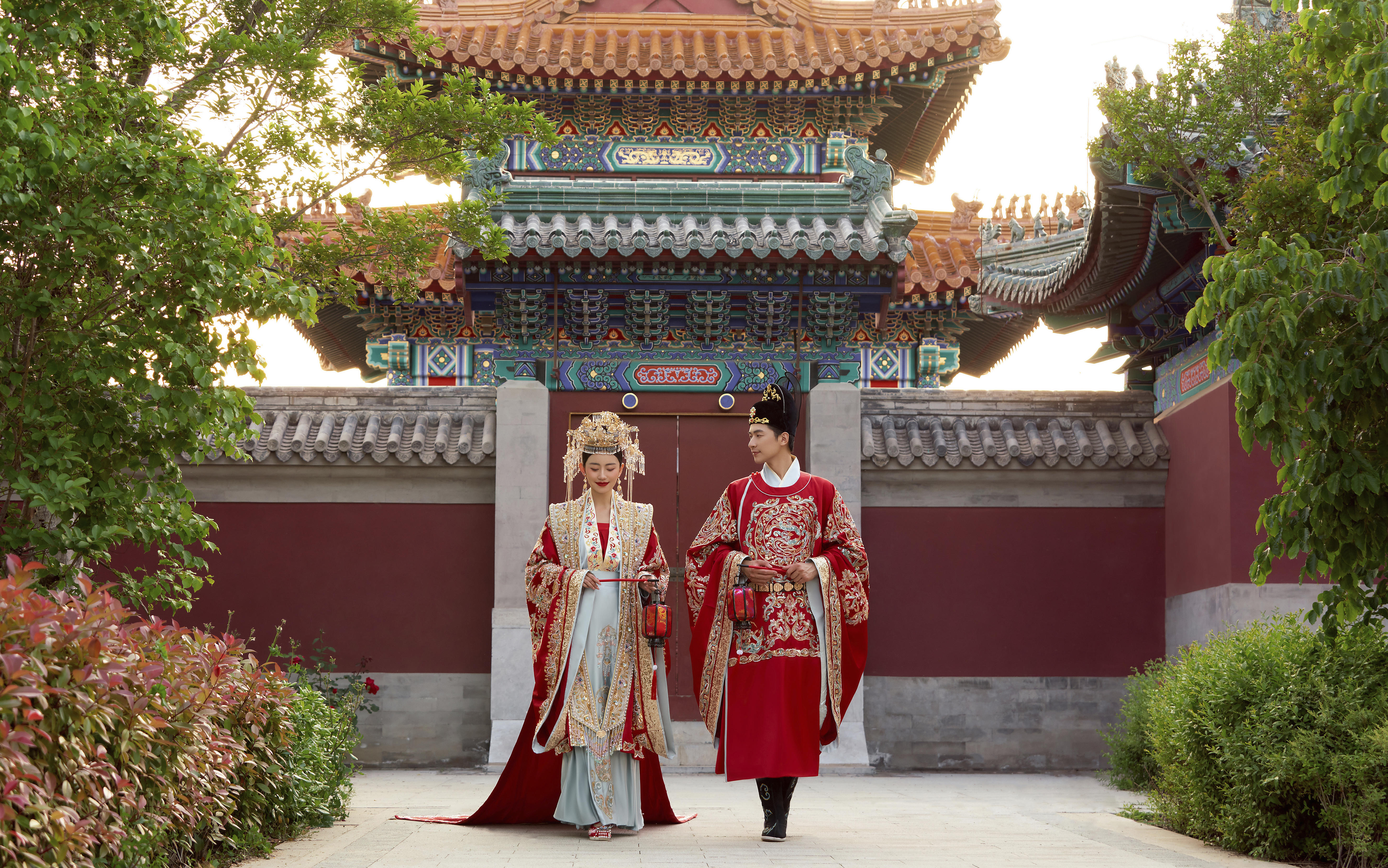 红妆出嫁，凤冠霞帔，中式汉服婚纱照