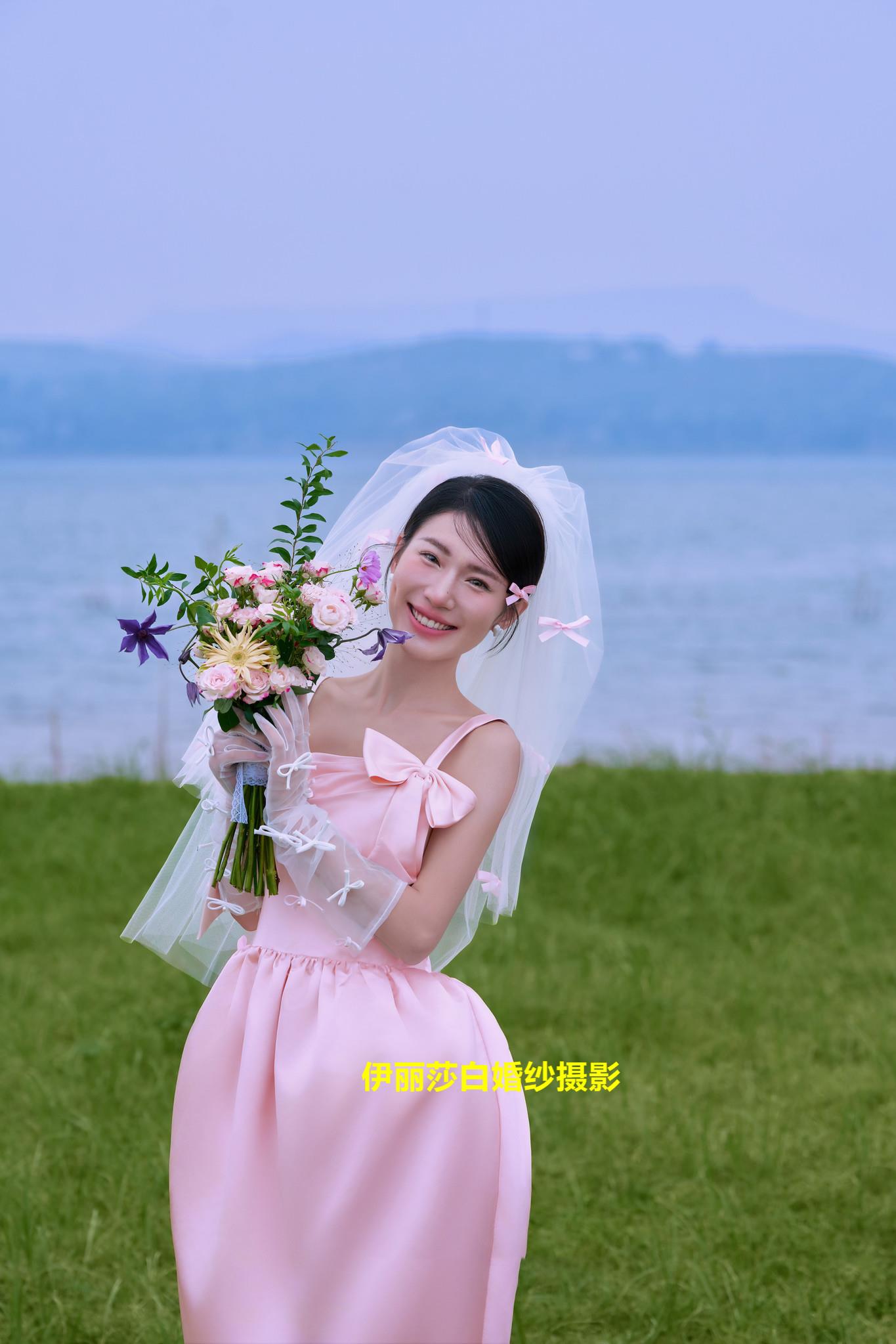 拍婚纱照3888套餐有跟妆+秀和+礼服 