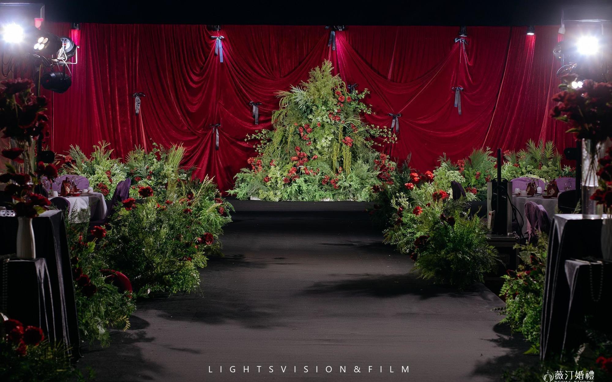 红丝绒下，藏着森林婚礼的浪漫婚礼