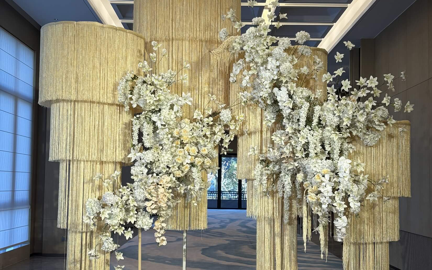 婚禮現(xiàn)場采用金色布幔設計