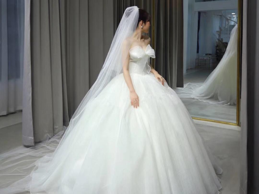 【新年钜惠】设计师品牌婚纱八件套+金牌跟妆