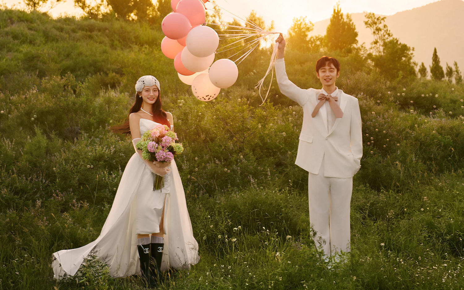 好心动啊！夕阳草坪婚纱照张张都是电影截图