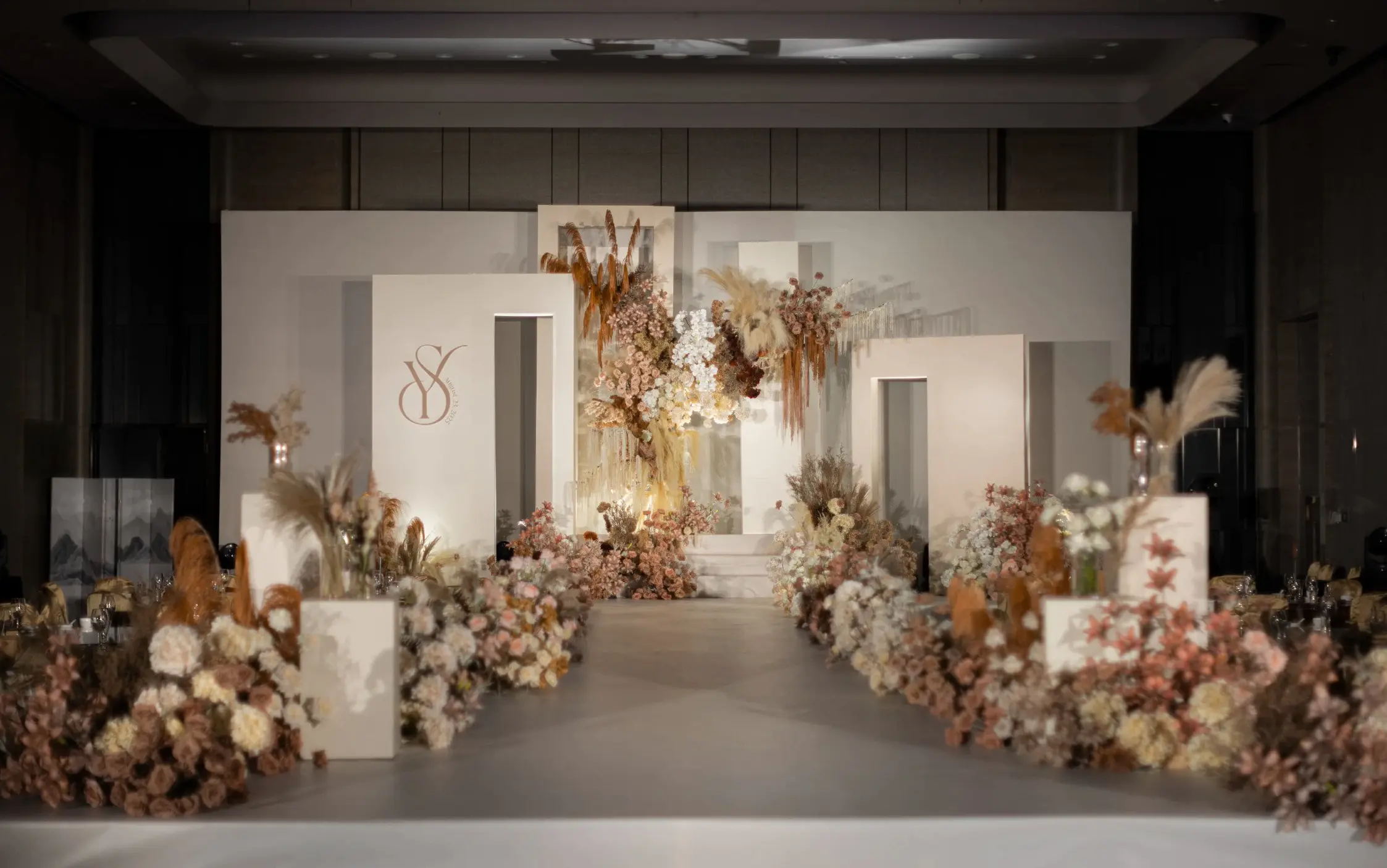 極簡(jiǎn)香檳咖色秀場(chǎng)婚禮