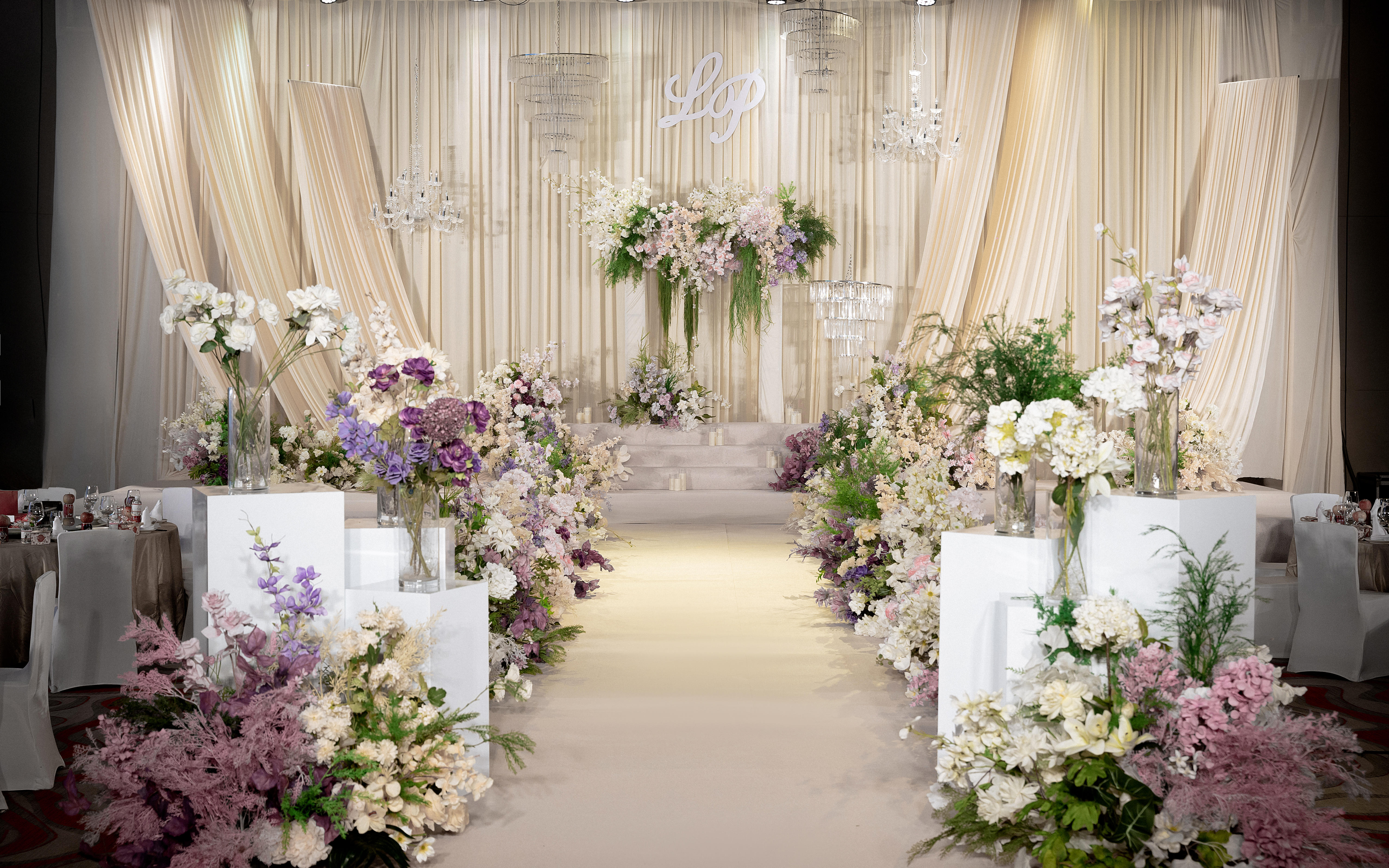 韩式风格婚礼：香槟布幔、水晶装饰与白绿粉柔美交融