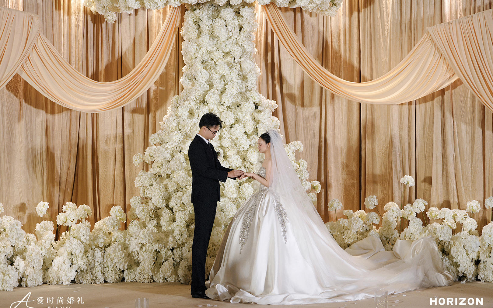 香槟布幔白绣球婚礼