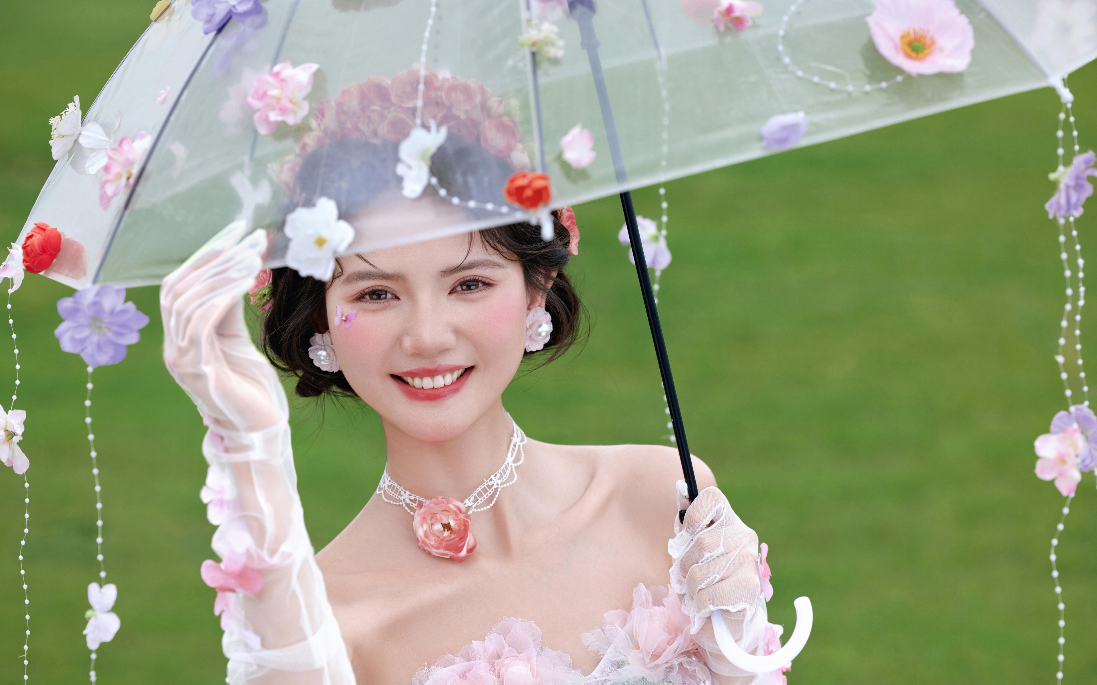 ✨“被绿意和阳光治愈的瞬间，想永远珍藏这组婚纱照