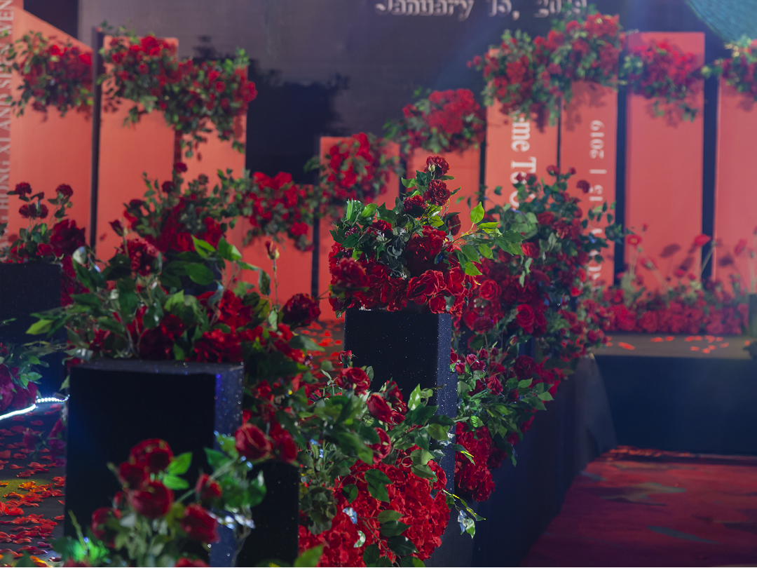 奢靡红配神秘黑    简洁但很有层次