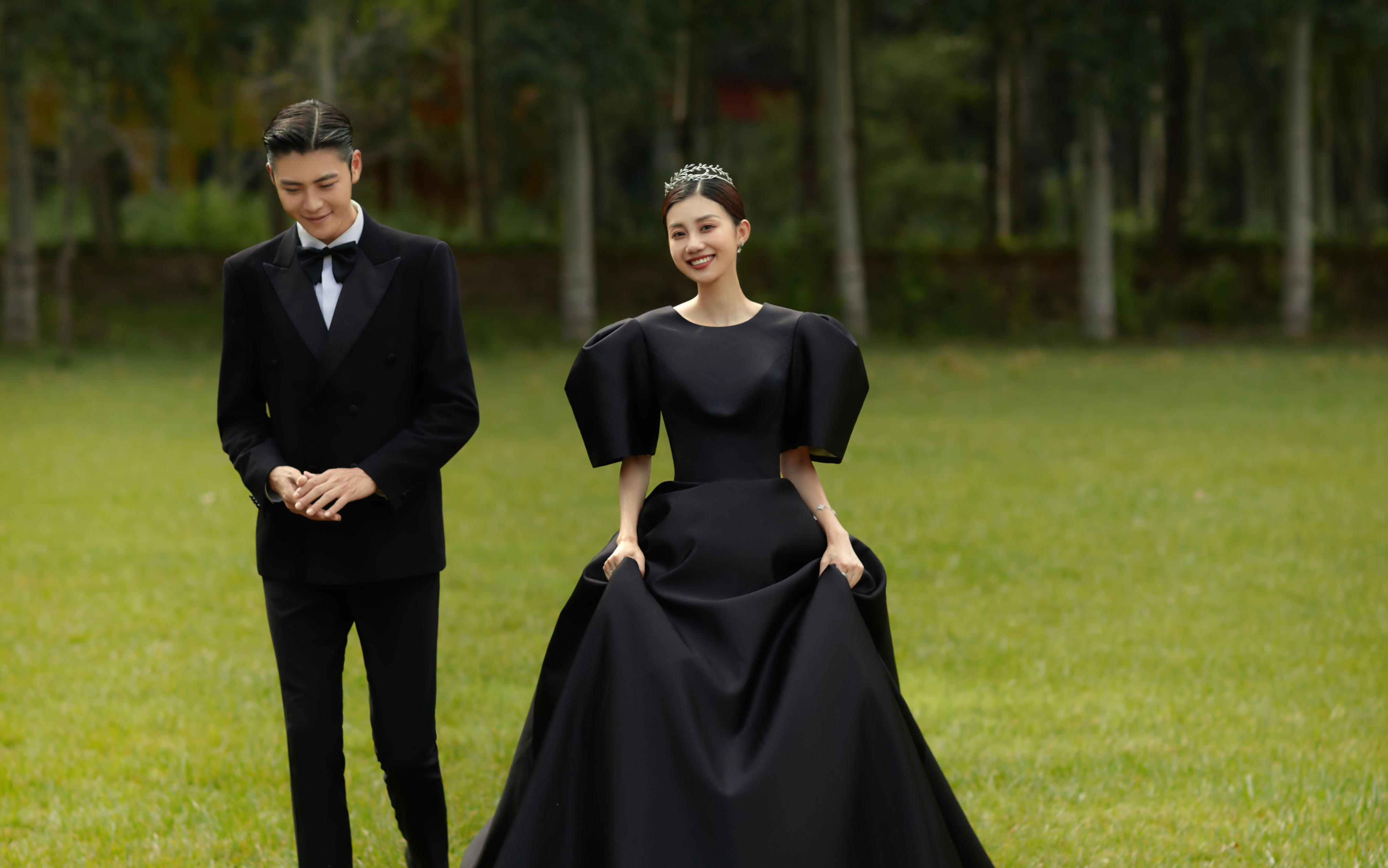 草坪婚纱照拍成法式电影🎬画面真的美哭了