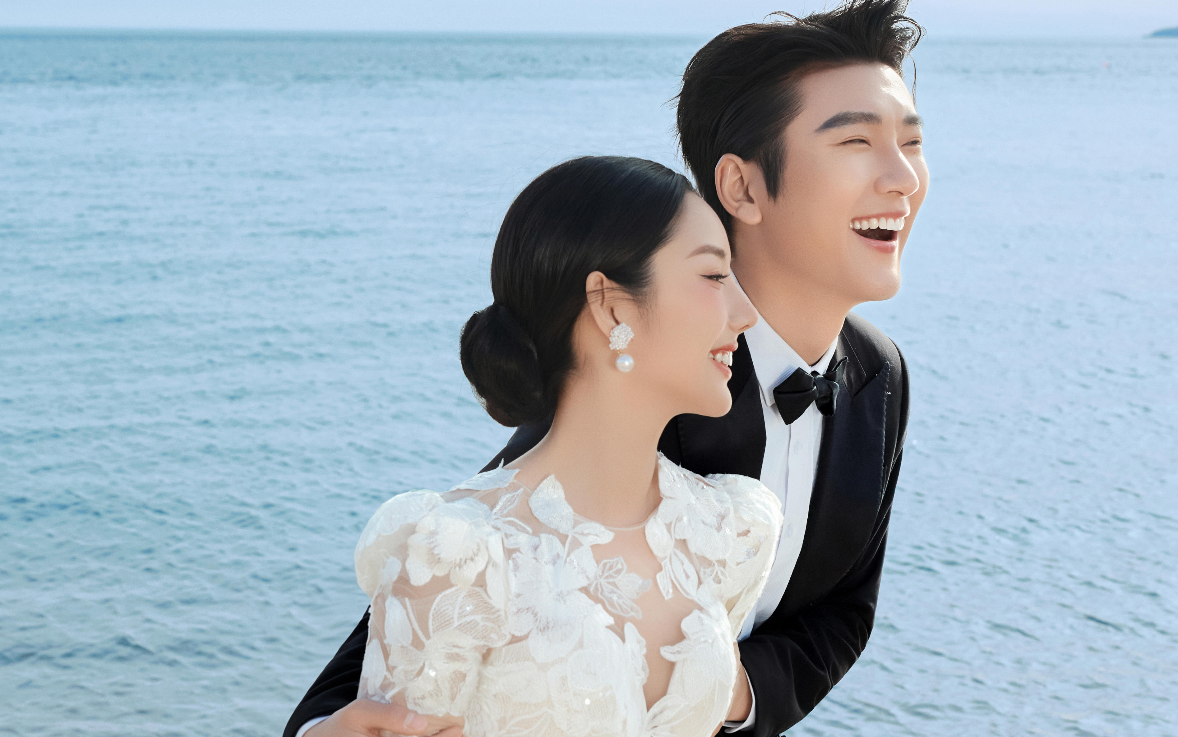 海边礁石+大拖尾蕾丝，这组婚纱照直接封神🔥