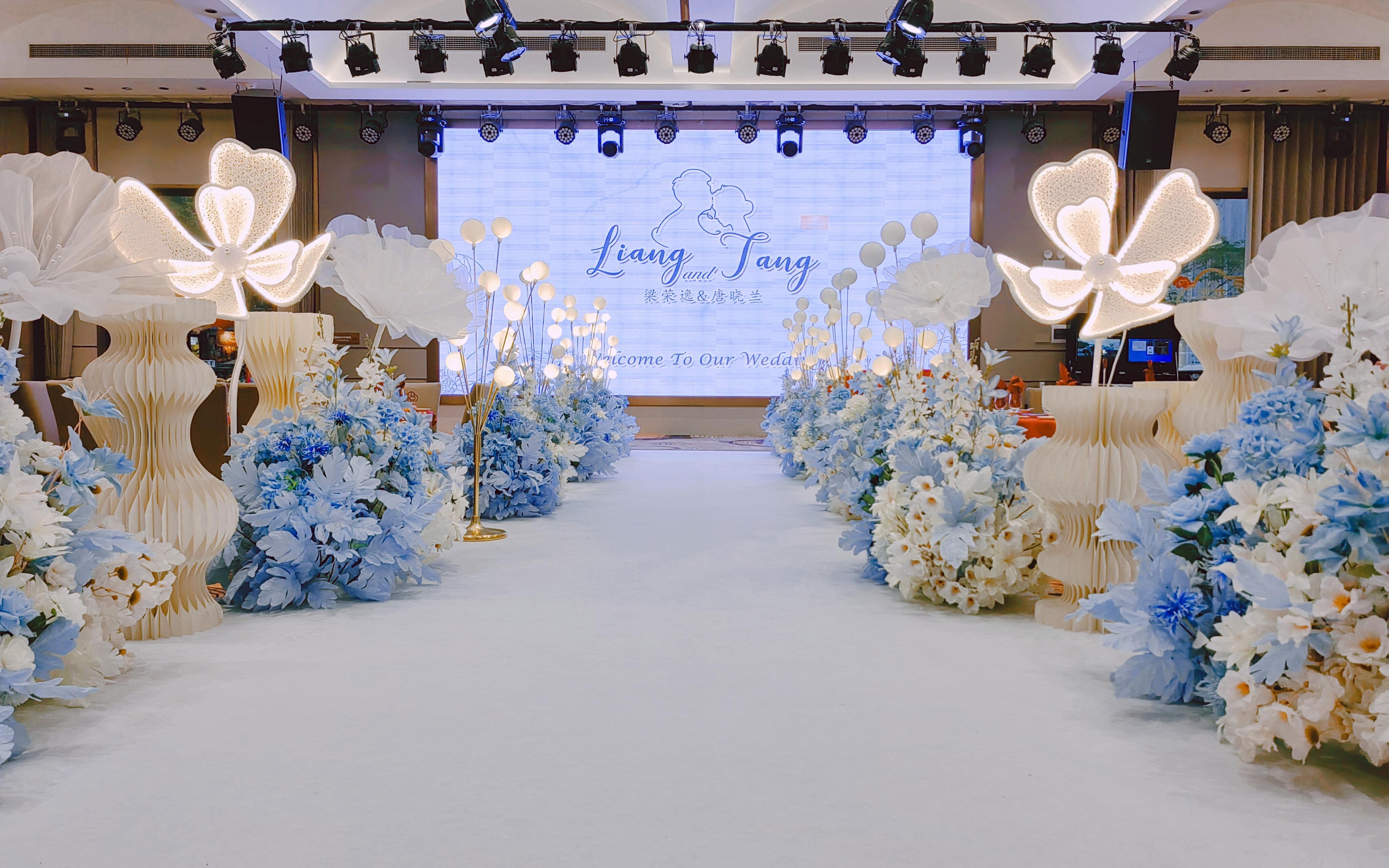 小預(yù)算低層高室內(nèi)婚禮布置