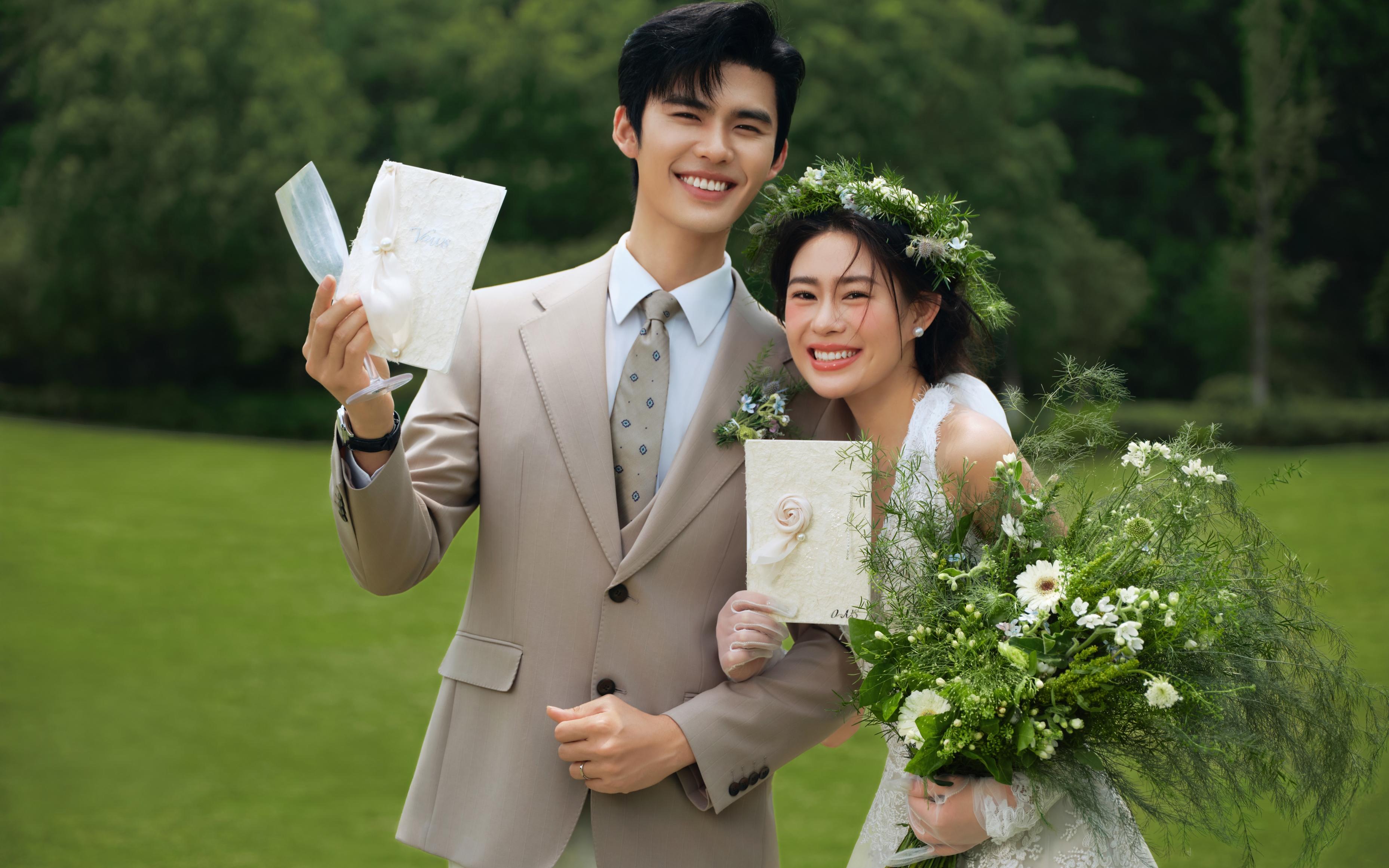草坪婚纱照天花板