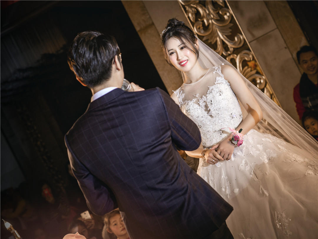 【限时钜惠】本季热卖出门婚纱+精美礼服+早妆