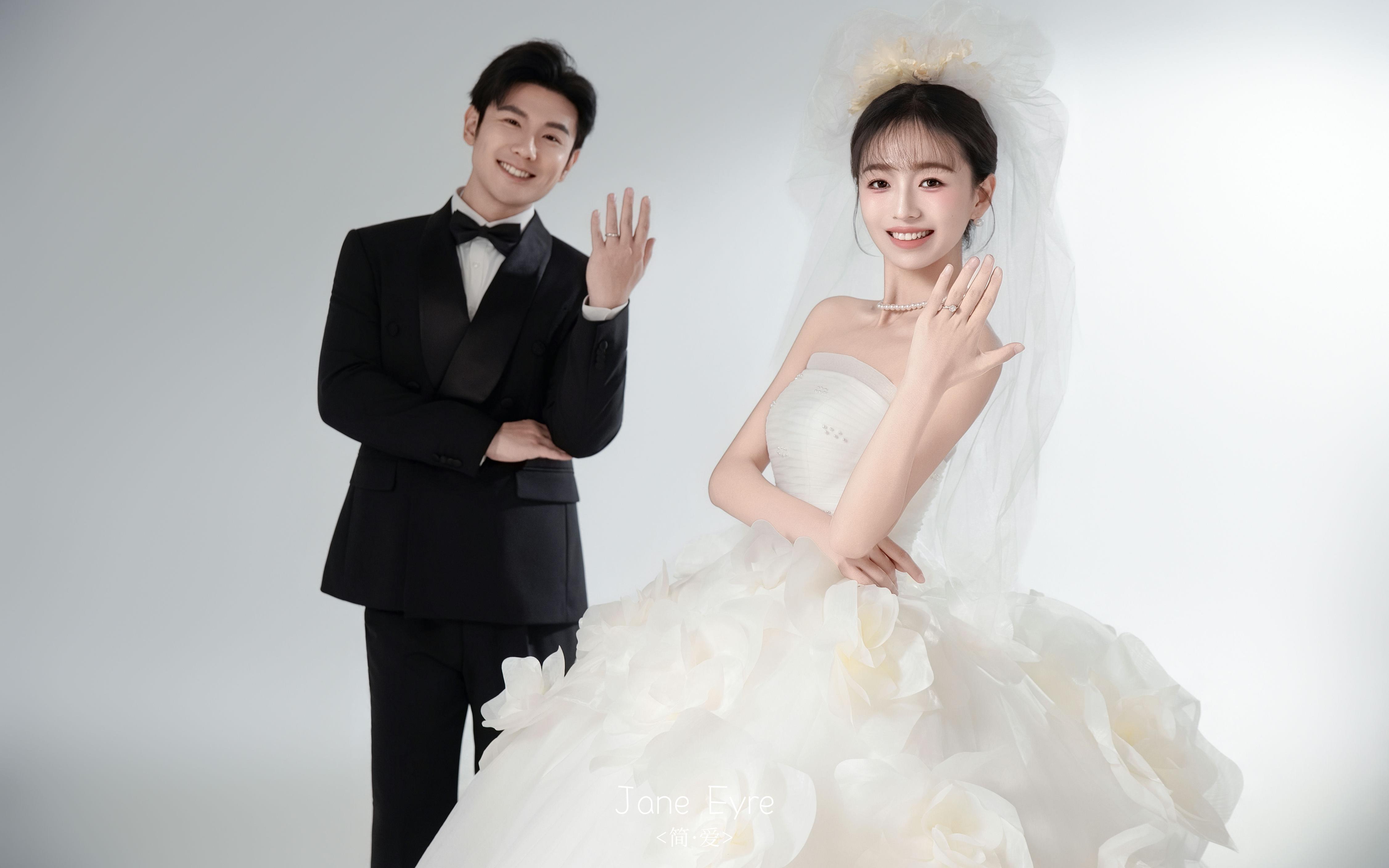 藏不住了?被朋友夸爆了的極簡光影婚紗照?