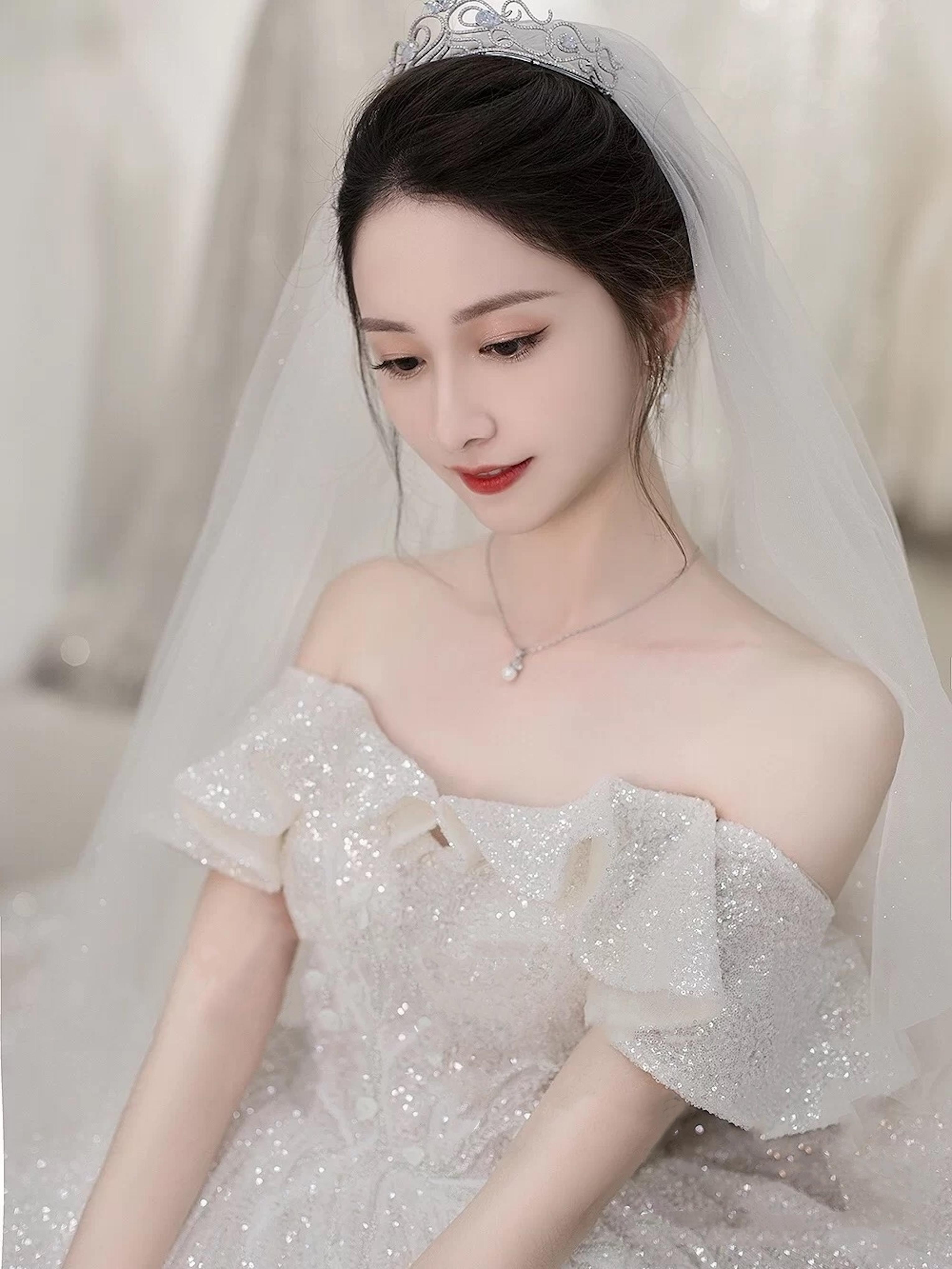 【镇店】设计师款婚纱套系+伴娘服+伴郎马卦