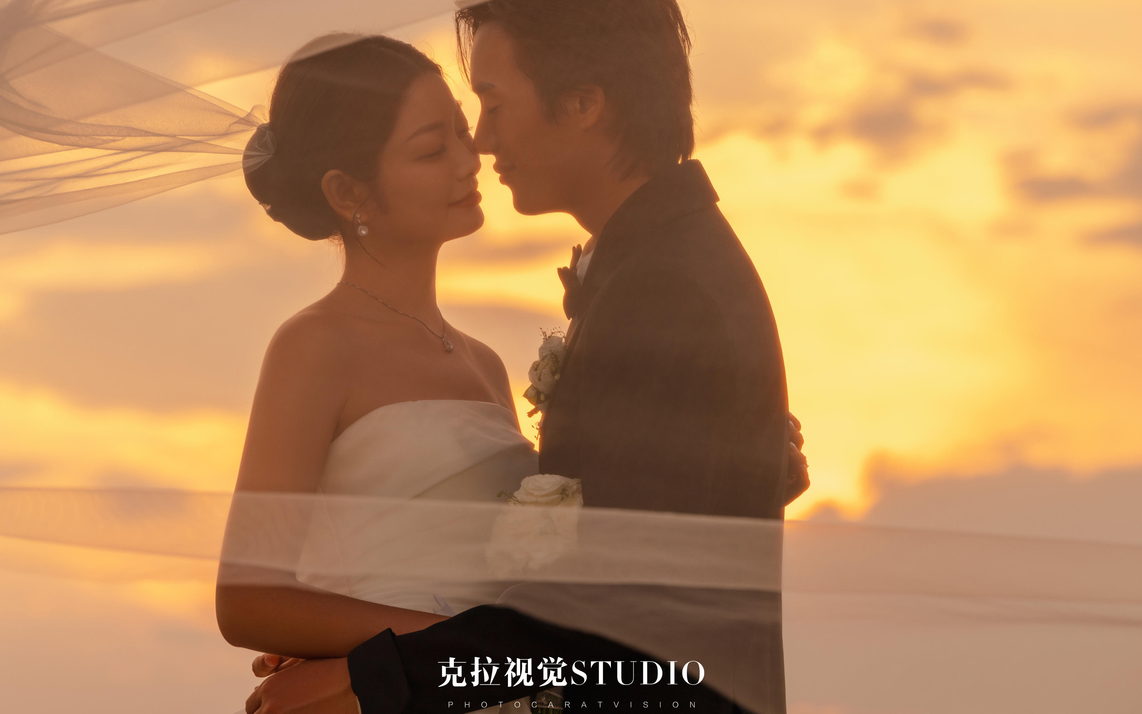 夕陽草坪婚紗照氛圍感拉滿!