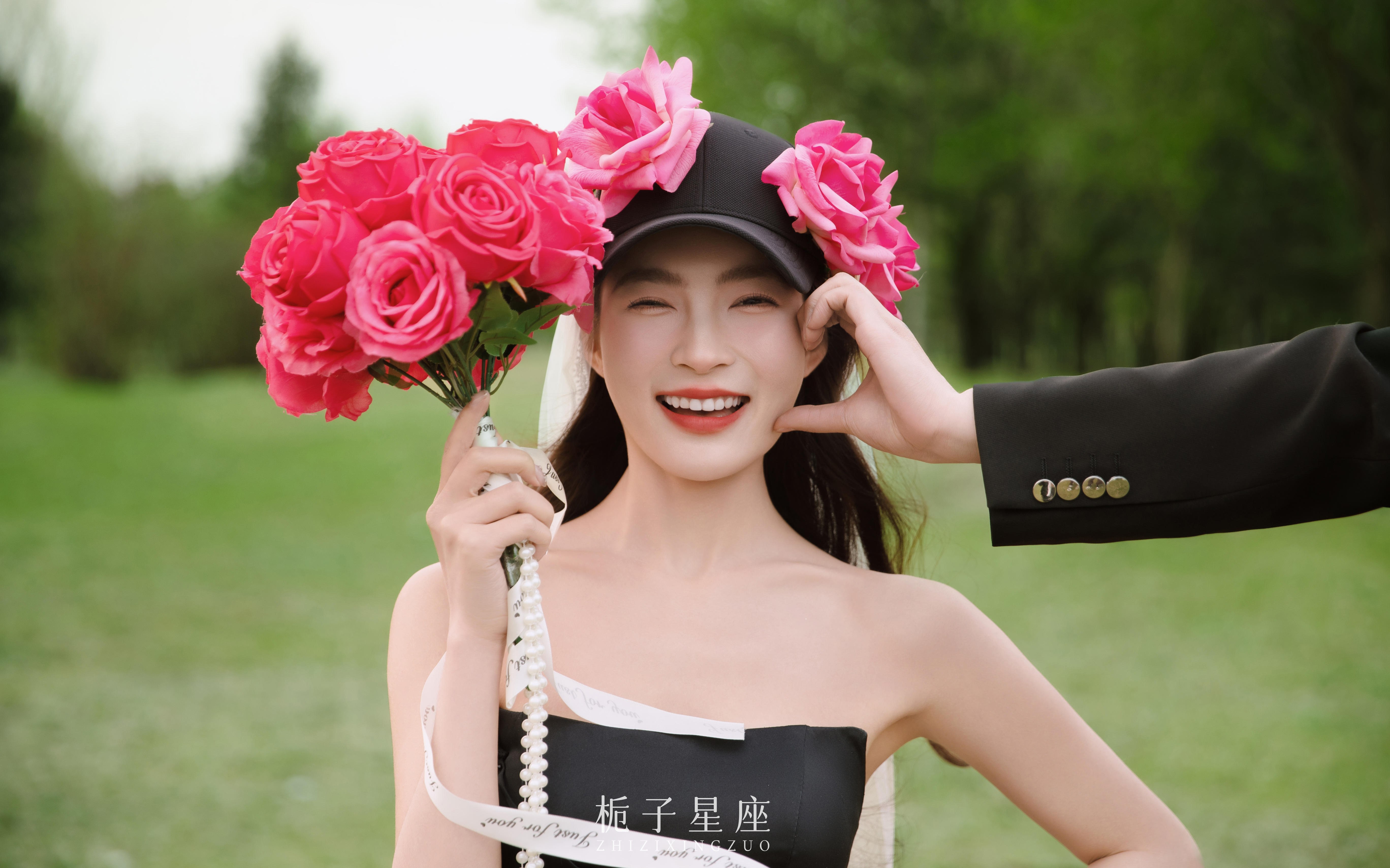 🌿黑纱草坪婚纱照｜把松弛感与自由都装进镜头里