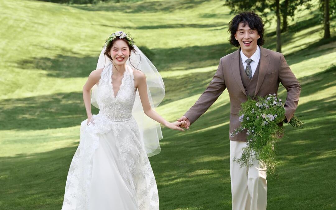森系草坪婚紗照 與春日的溫柔撞個滿懷