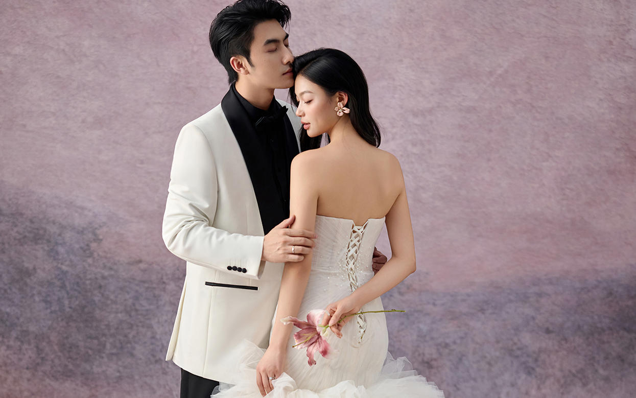 坠入油画世界里的温柔少女 用一抹笑容惊艳漫长岁月