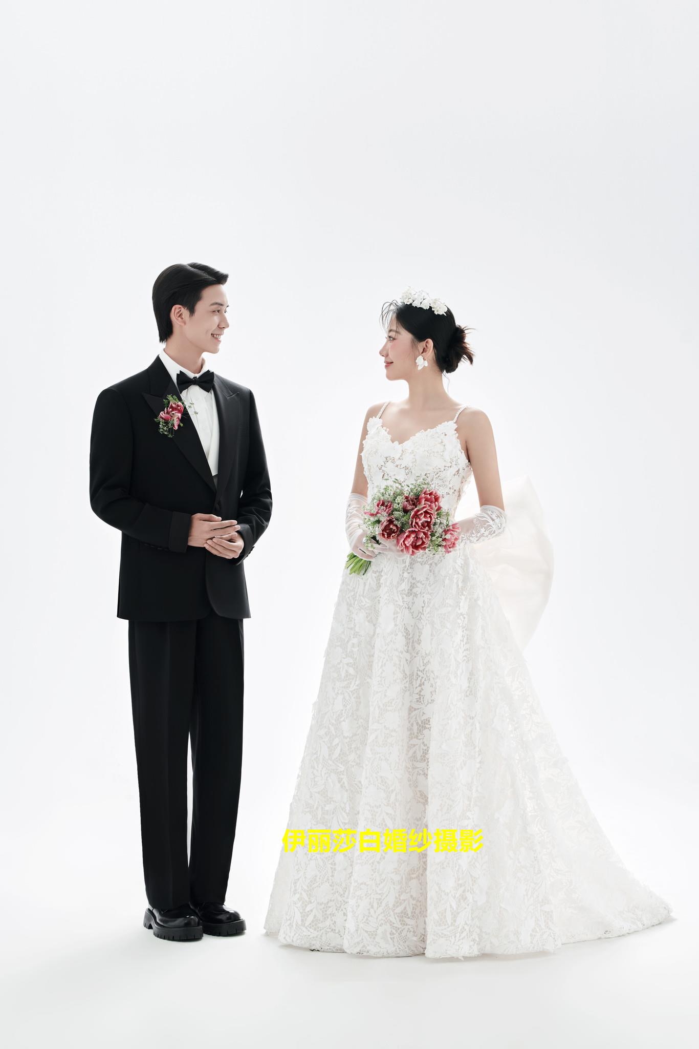 拍婚纱照3888套餐有跟妆+秀和+礼服 4699