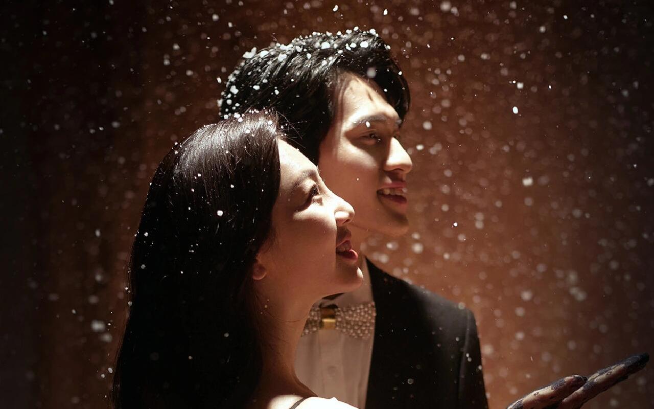 四周泛起微微燭光 落下的雪紛紛揚(yáng)揚(yáng)?? 