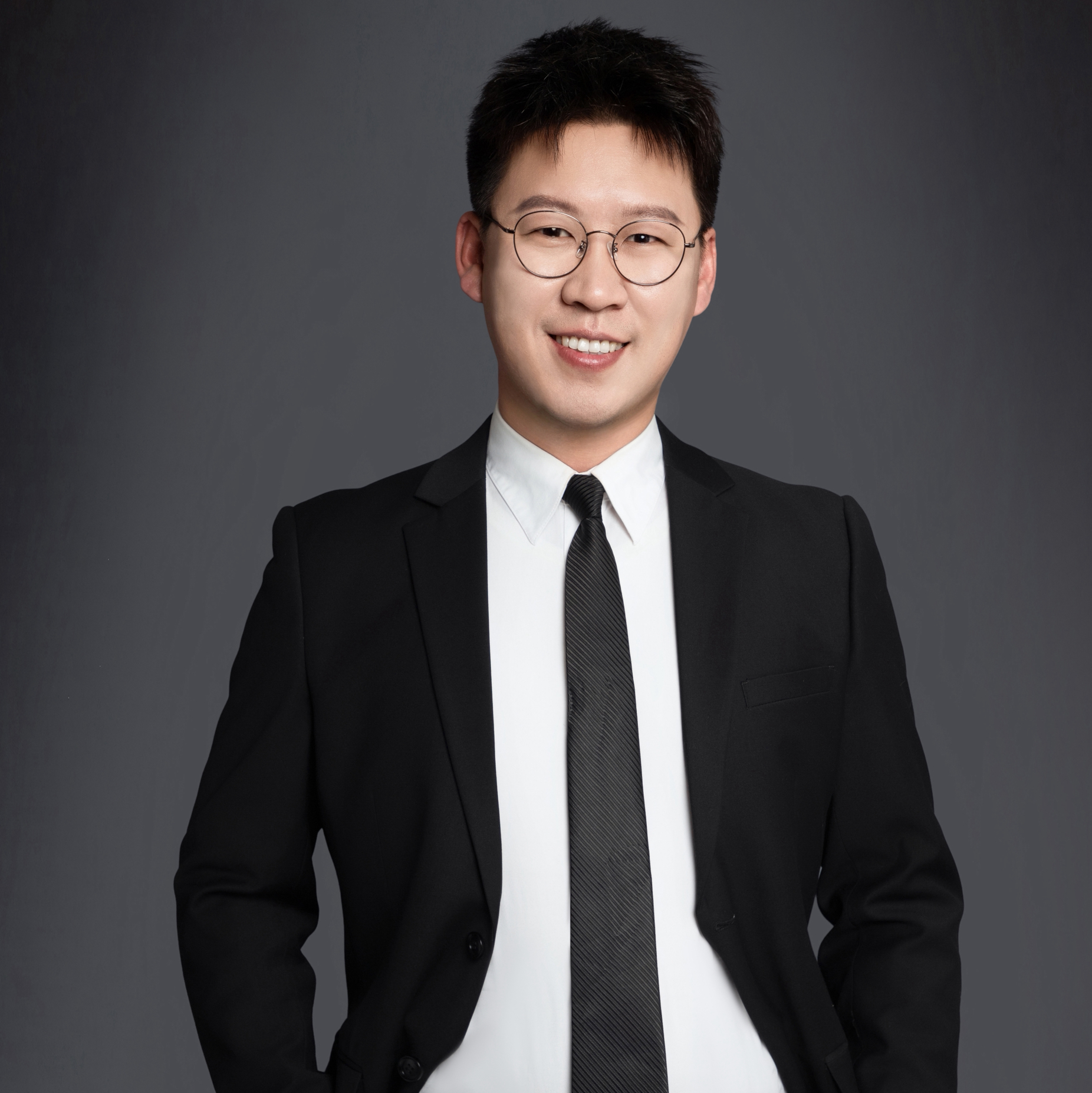 致言主持人栗子