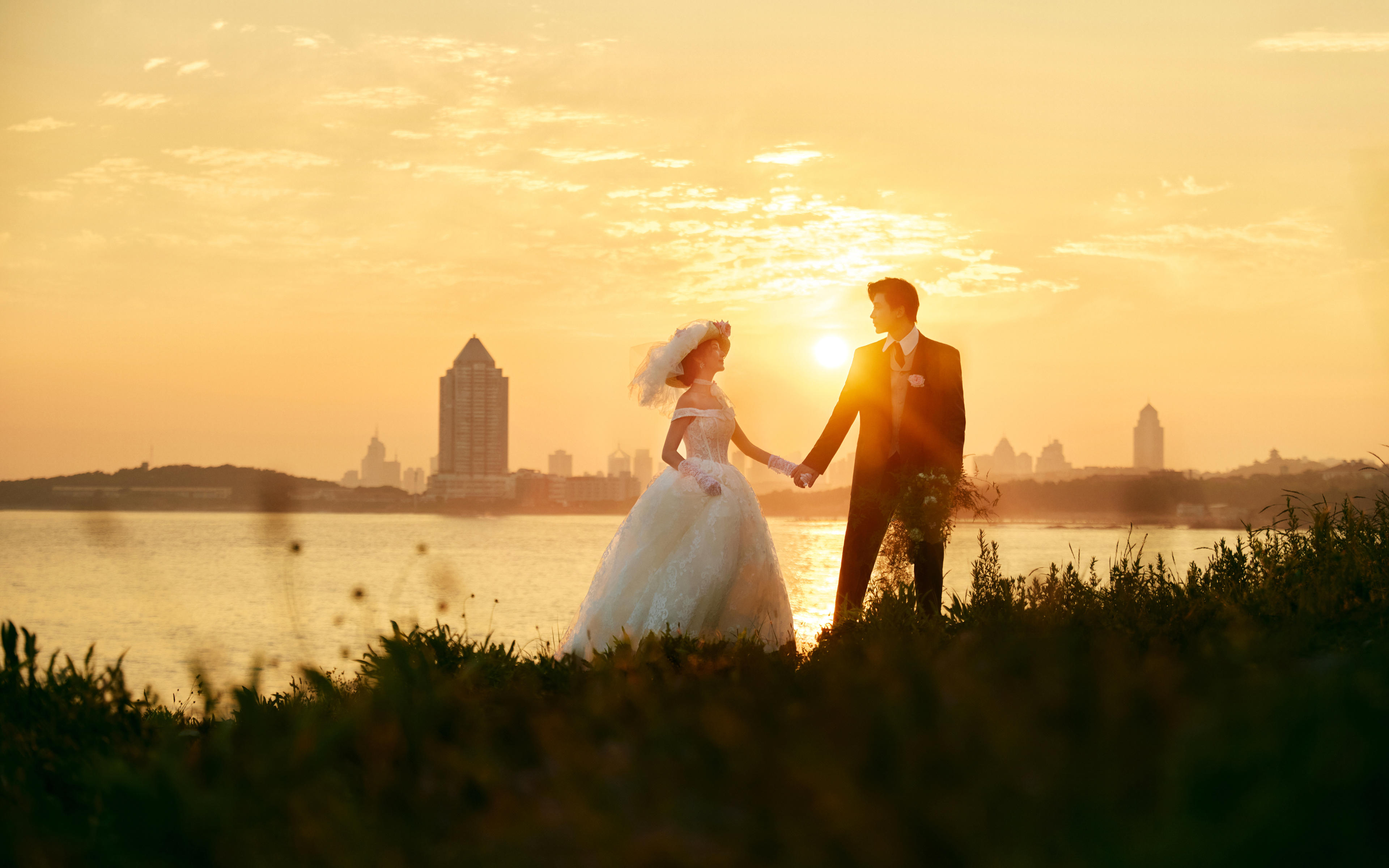 氛围感拉满的夕阳婚纱照