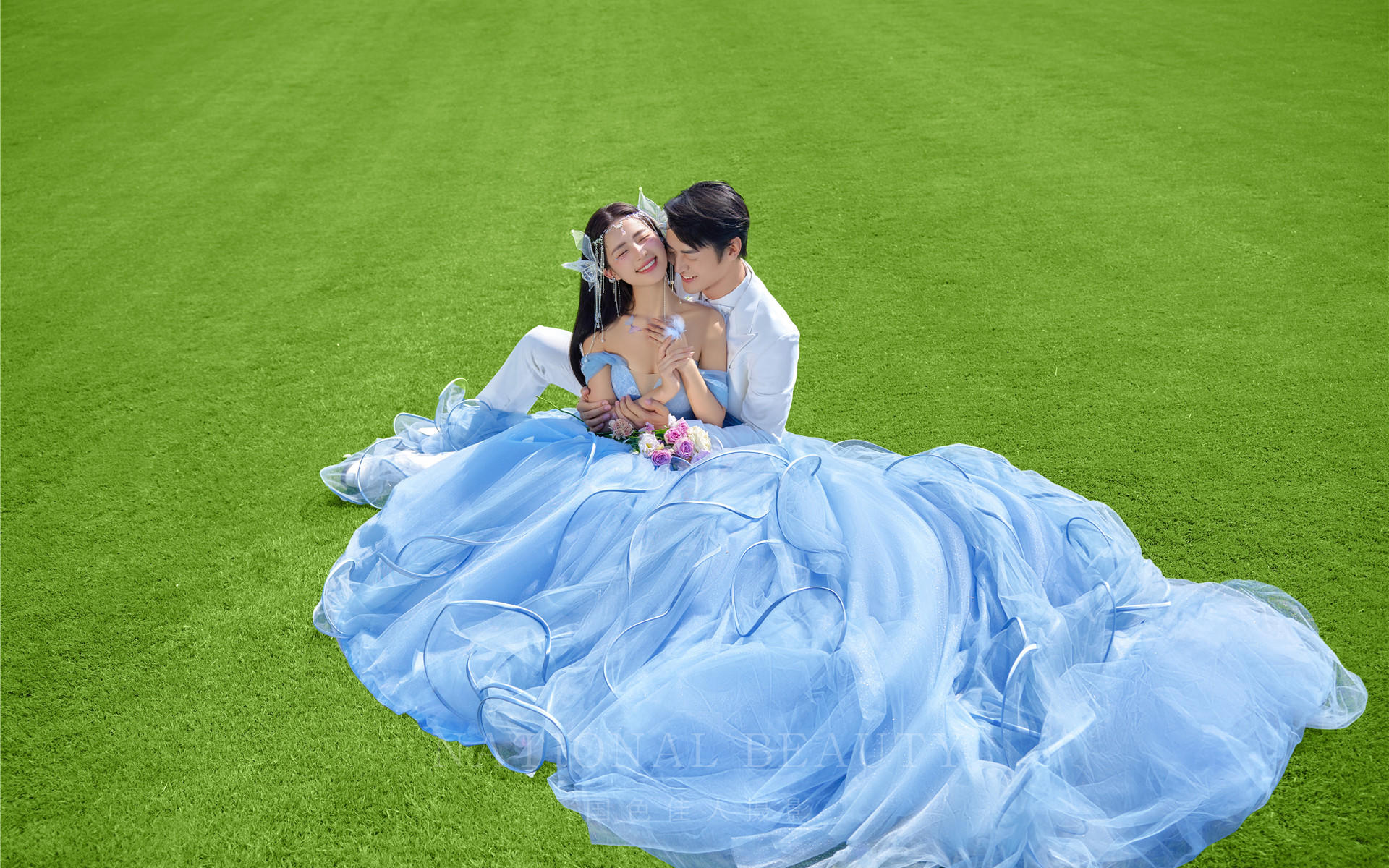 婚纱照拍到了隐藏款！清新草坪婚纱照美出圈啦