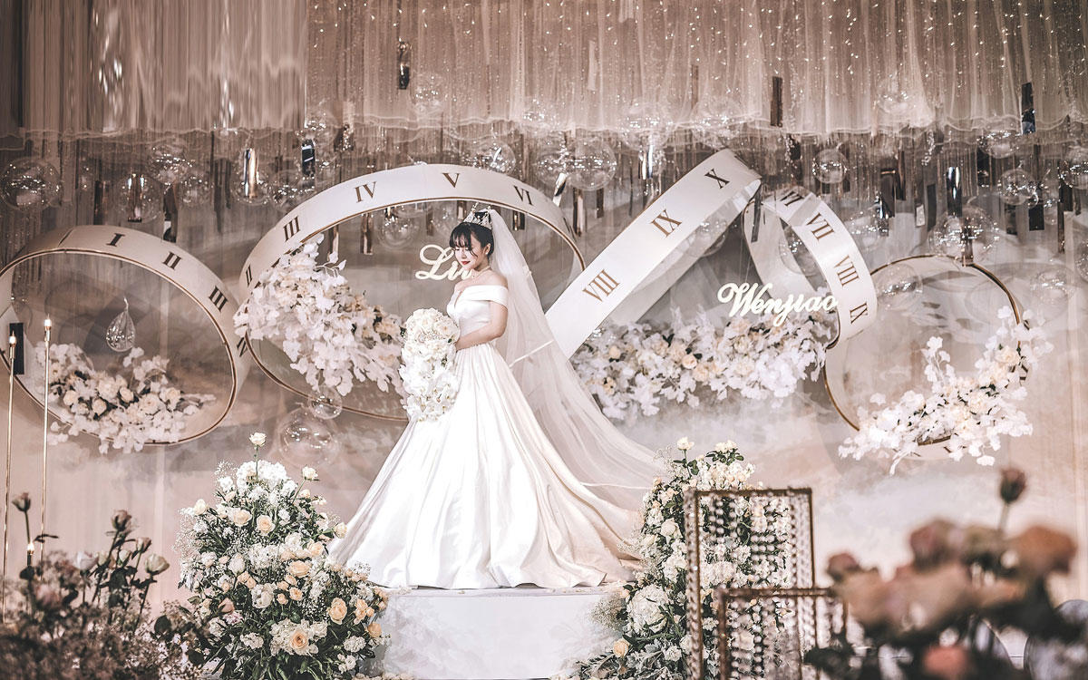 #FZI芳子婚纱# 最好年华，为你披上曼妙的婚纱