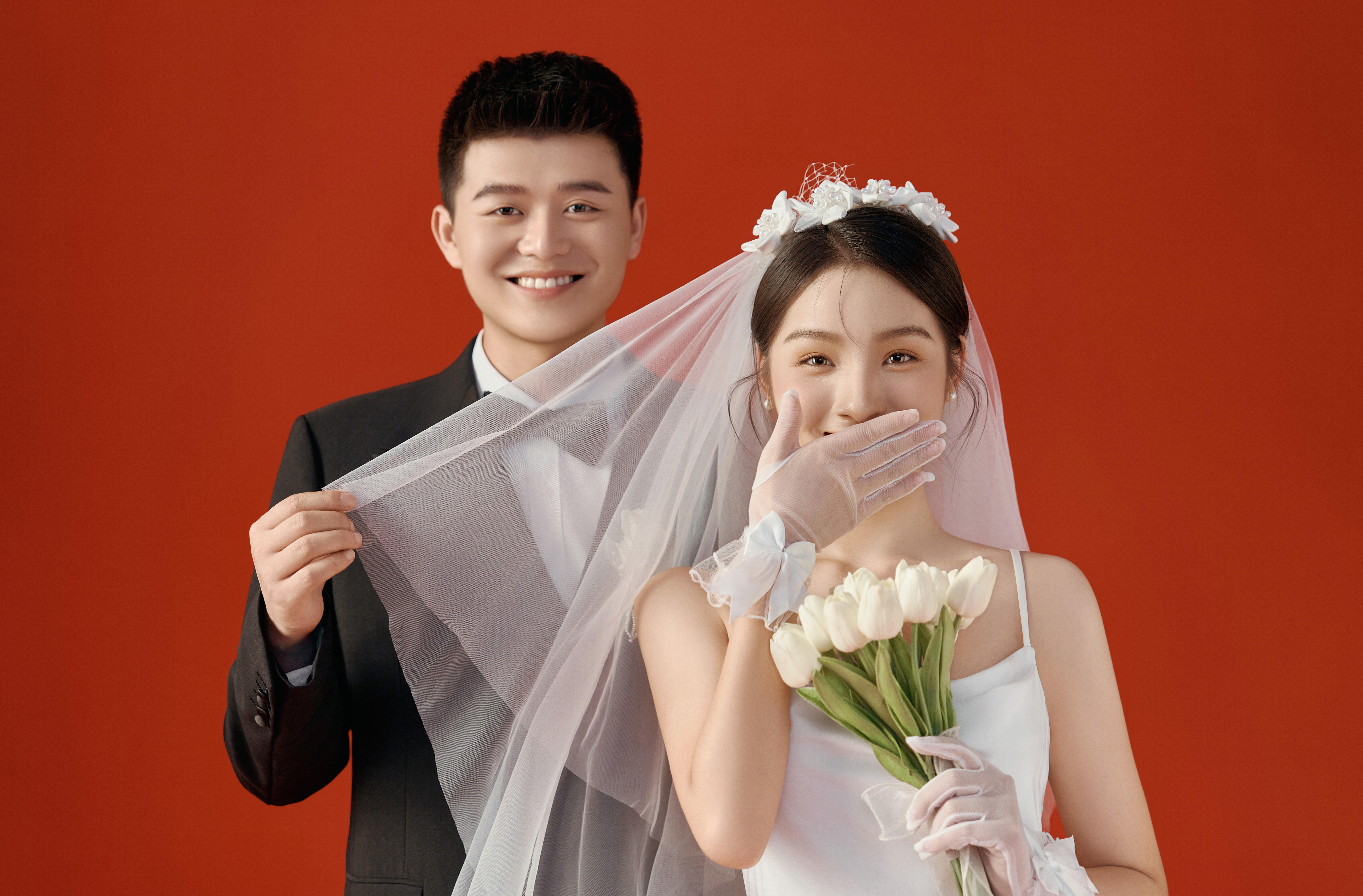 簡(jiǎn)約的紅色喜嫁婚紗照